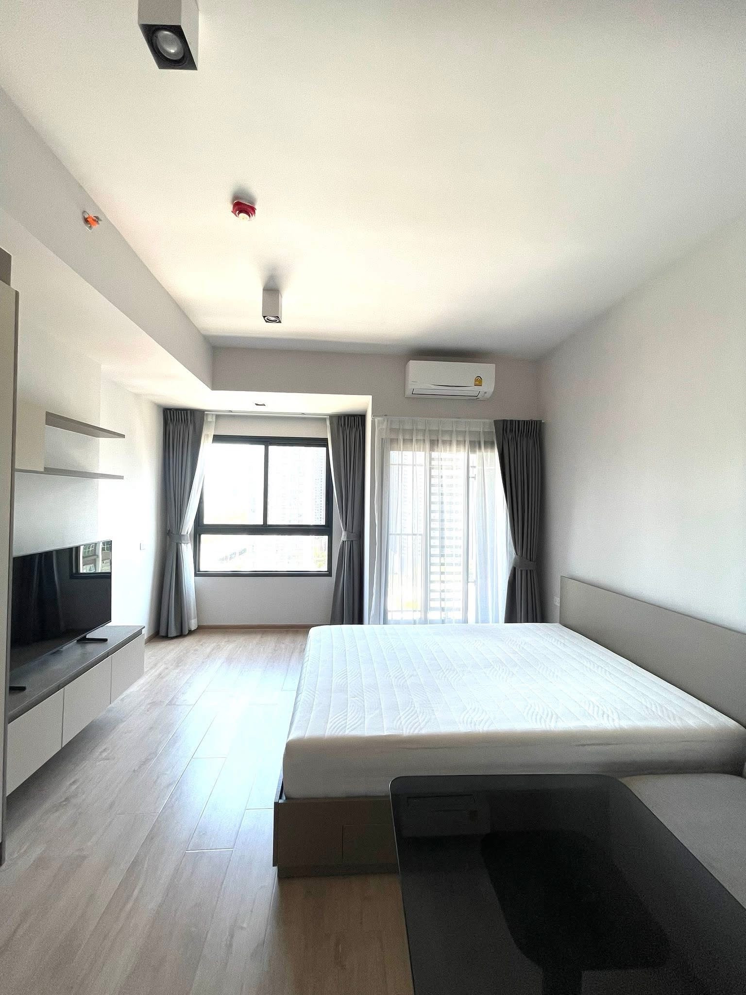For rent, IDEO Rama9-Asoke studio, 21st floor, beautiful room, ready to move in.