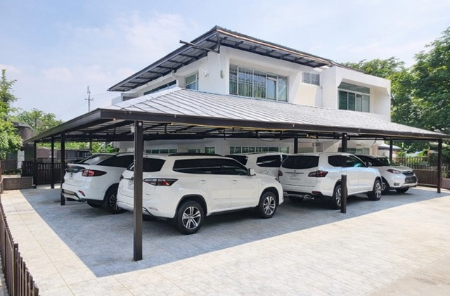 Parking for 4-6 cars. UdomSuk 1.7km. 2-Story Detached House 4Beds 2Baths 21,998 B-M. WachirathamSath