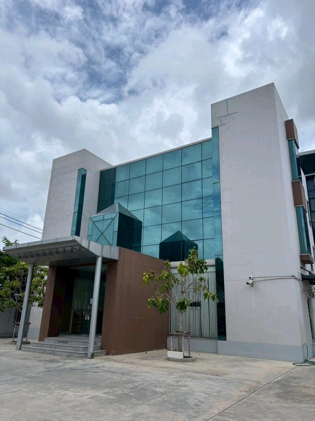 📌🏨 3-story private office building for rent.
  Alone building
Total usable area 600 sq m.

✅ 3 manager office rooms

✅ Employee work hall

✅ 1 meeting room, capacity 12 seats

✅ 2 document storage rooms

✅ Living room

✅ Product show room

✅ 1 kitchen roo – รูปที่ 2