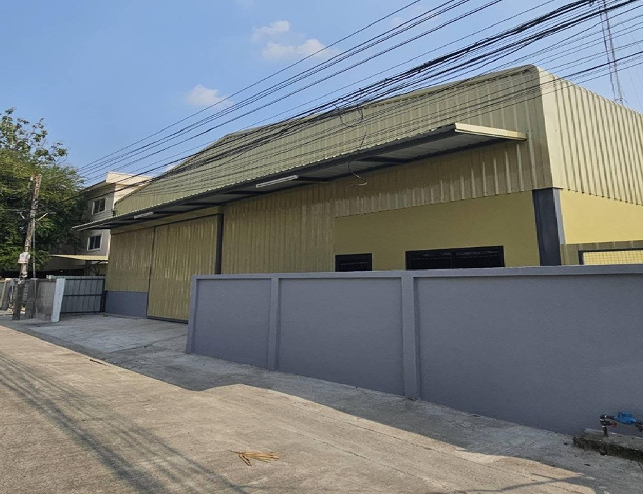 For Rent ให้เช่าโกดัง พร้อมสำนักงาน สร้างใหม่ (สร้างใหม่ ) / ซอยรามคำแหง เข้าซอยประมาณ 400 เมตร / ใกล้แยกร่มเกล้า รามคำแหง / พื้นที่ใช้สอย 272 ตารางเมตร / รถไฟฟ้าสายสีส้มหน้าปากซอย / เทรลเลอร์ตู้สั้นเข้าออกได้