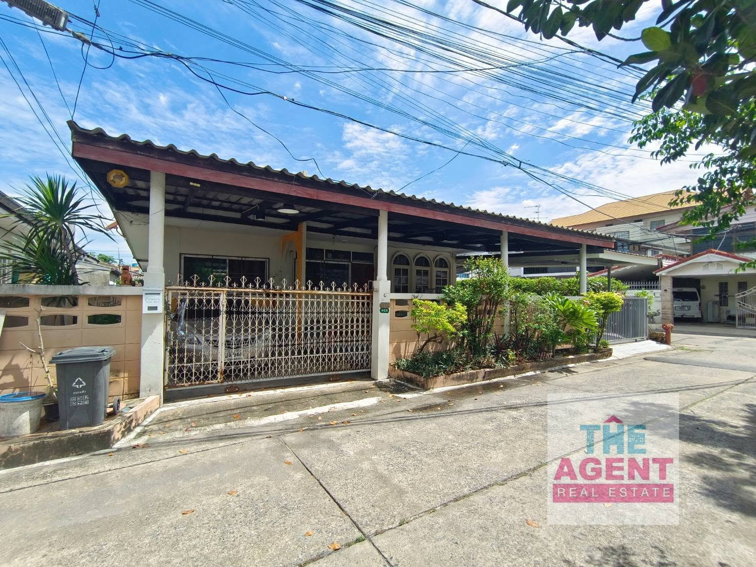 Urgent sale, corner detached house, prime location, Saeng Phet, Soi Lat Pla Khao 52, area 72 sq m, 4 bedrooms, 2 bathrooms, near BTS Senanikom.