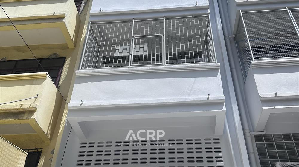 Newly Renovated 4-Storey Commercial Building for Rent – Prime Location Near MRT Yaek Fai Chai