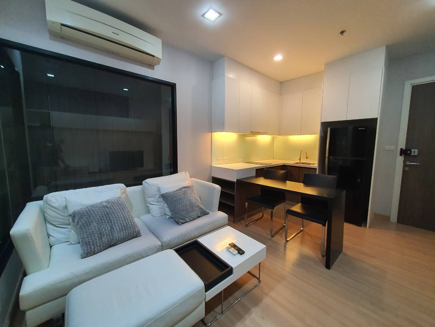 !! Beautiful room for rent, Urbano Absolute Sathon - Taksin Condo, near BTS Krung Thonburi. !! Beautiful room for rent, Urbano Absolute Sathon - Taksin Condo, near BTS Krung Thonburi.