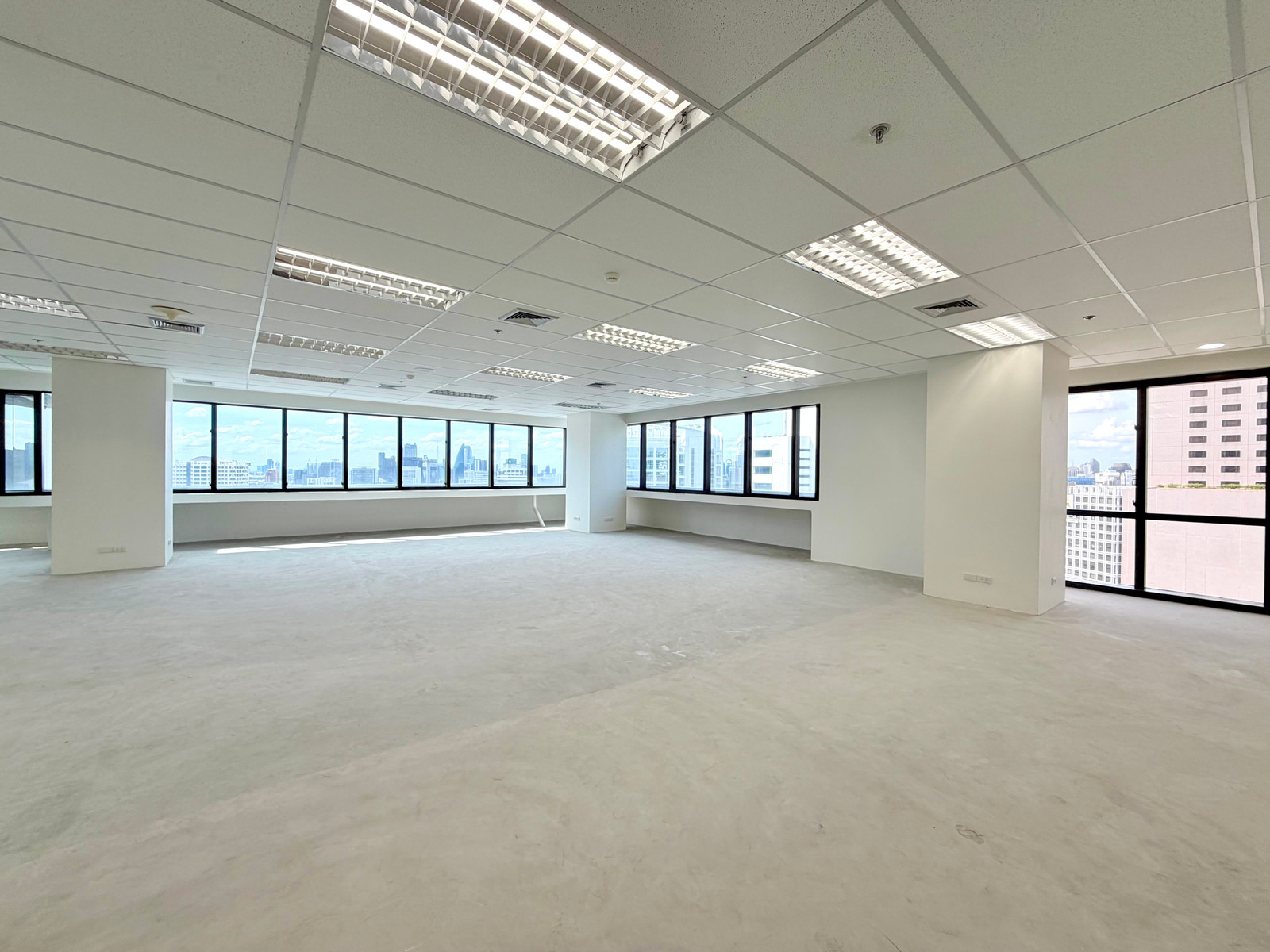 Renovated office, อยู่ติด BTS ศาลาแดง มีร้านอาหารและห้างในตึก Renovated office, อยู่ติด BTS ศาลาแดง มีร้านอาหารและห้างในตึก