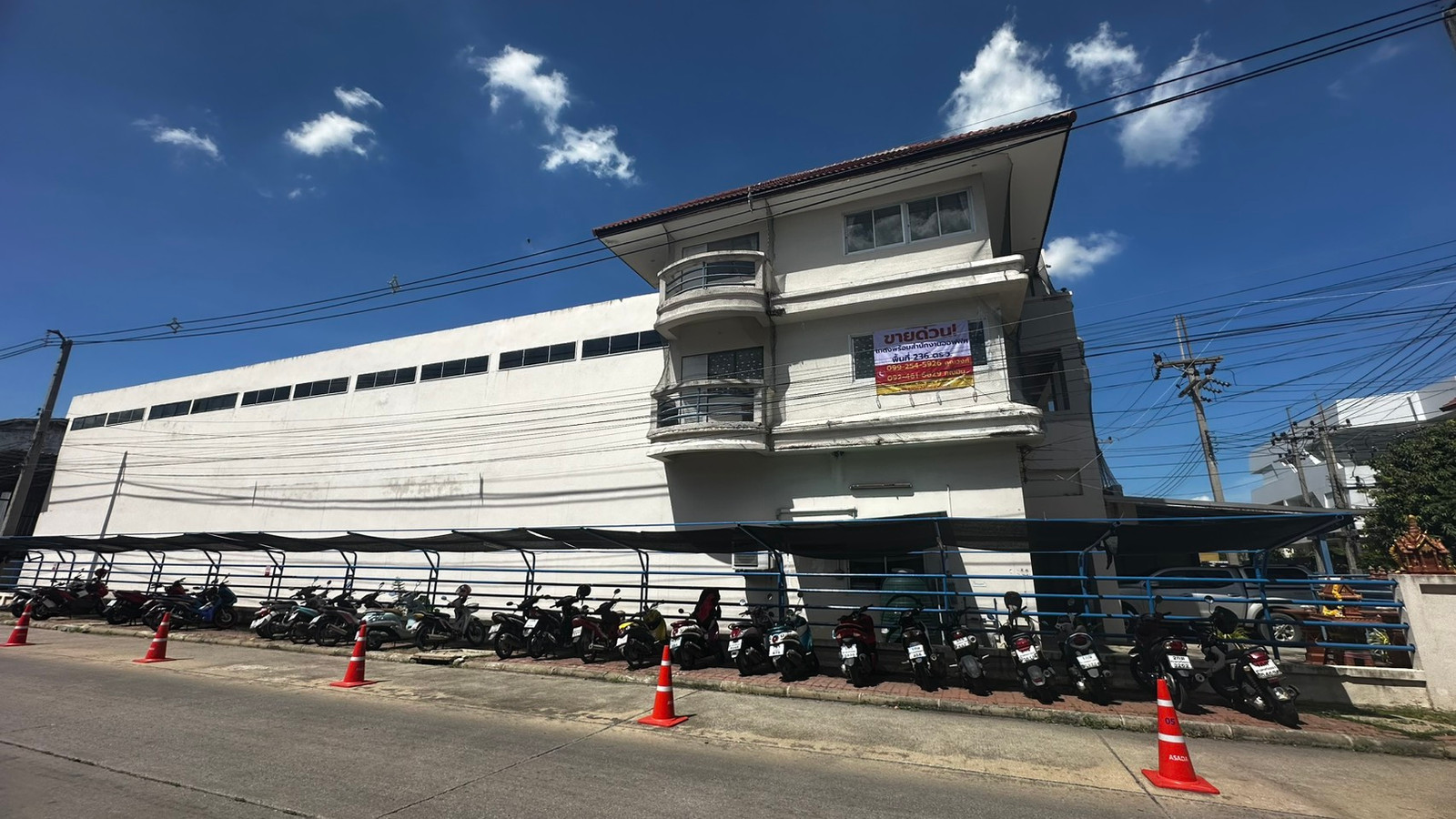 ขายด่วน โกดัง พร้อมสำนักงานออฟฟิศ 3 ชั้น ขนาด 236 ตร.วา ในโครงการแฟคตอรี่แลนด์ วังน้อย (Factory Land) แปลงหัวมุม ซอย 9 รีโนเวทโกดัง สภาพพร้อมใช้งาน ราคาพร้อมโอน เพียง 8,400,000 บาท สนใจทักไลน์ minniemah ตอบไวมาก (Code:FS26001)