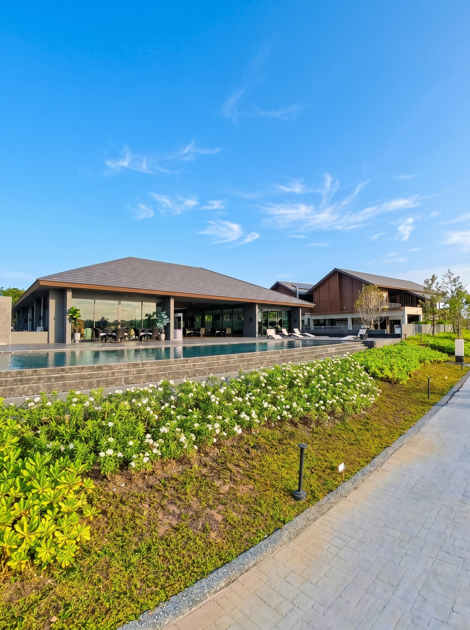 ขาย บ้านเดี่ยวลักชัวรี โครงการใหม่ "Essentia Rama II" เอกสิทธิ์แห่งการใช้ชีวิตที่เหนือกว่า ดีไซน์ Quiet Luxury ด้วยสไตล์ Thai Modern Tropical โซนพระราม 2 ใกล้ทางลง M82 วัดพันท้ายนรสิงห์ – รูปที่ 3