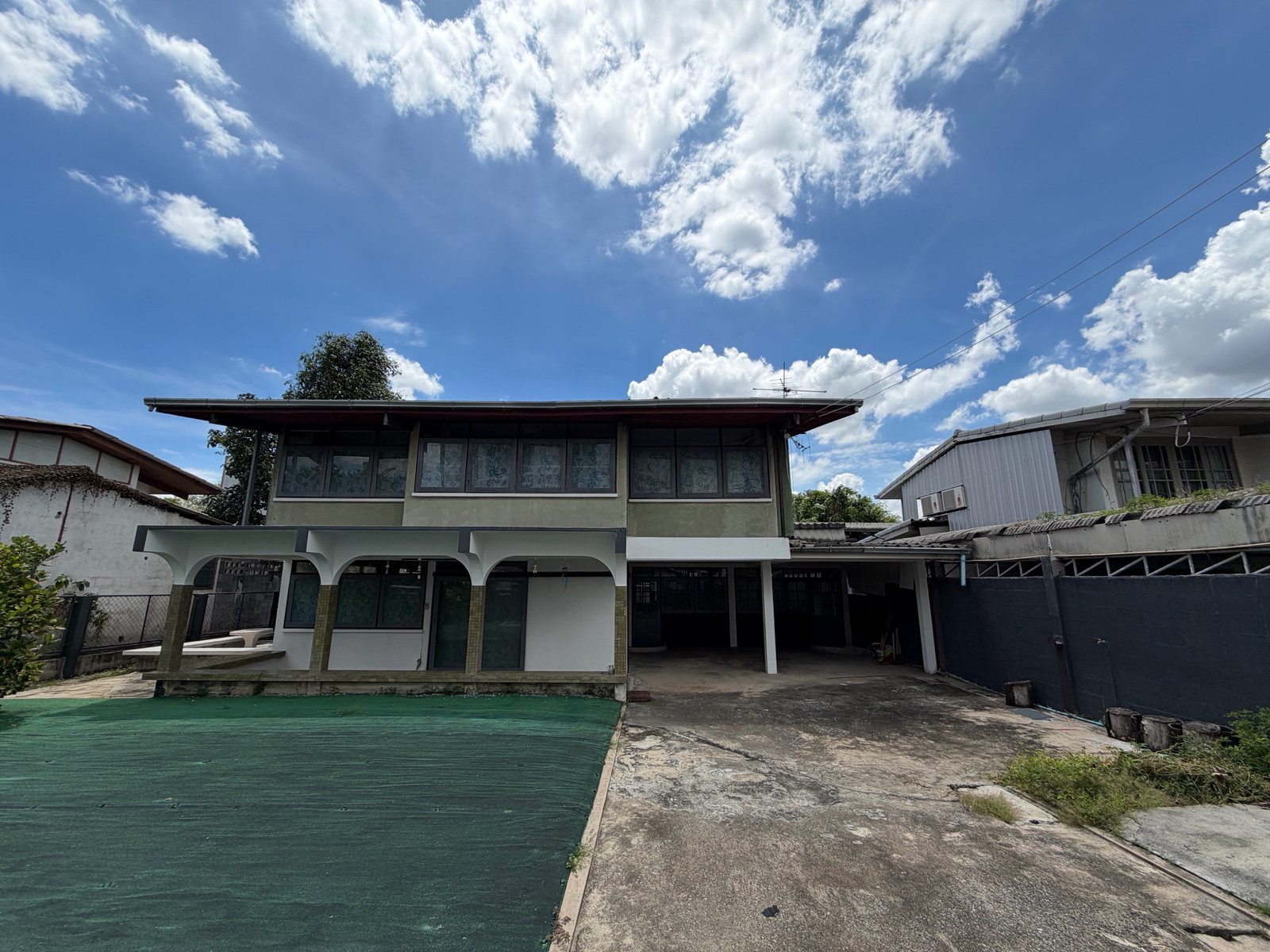 House for Sale 113 sq.w near The Nine Rama 9  and Rajamangala Stadium. Prime Location
