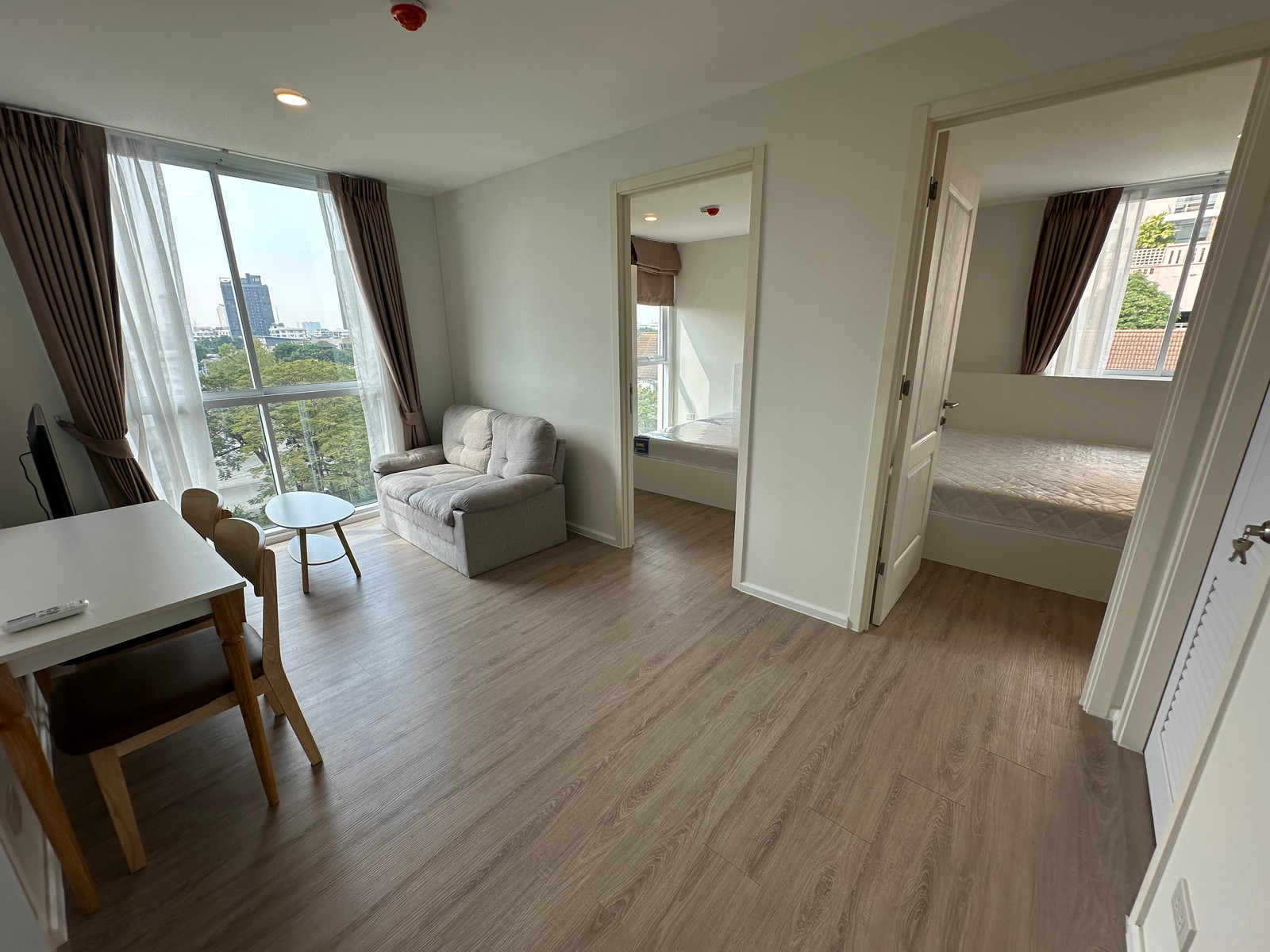 2 bedrooms, 5 foot beds in every room, near BTS Ratchayothin &amp; BTS Senanikom, there is a shuttle to Chateau In Town Ratchayothin (Soi Phahonyothin 30), near Kasetsart University, Sripatum University**TEL: 0863649888 / LINE: @751paggb