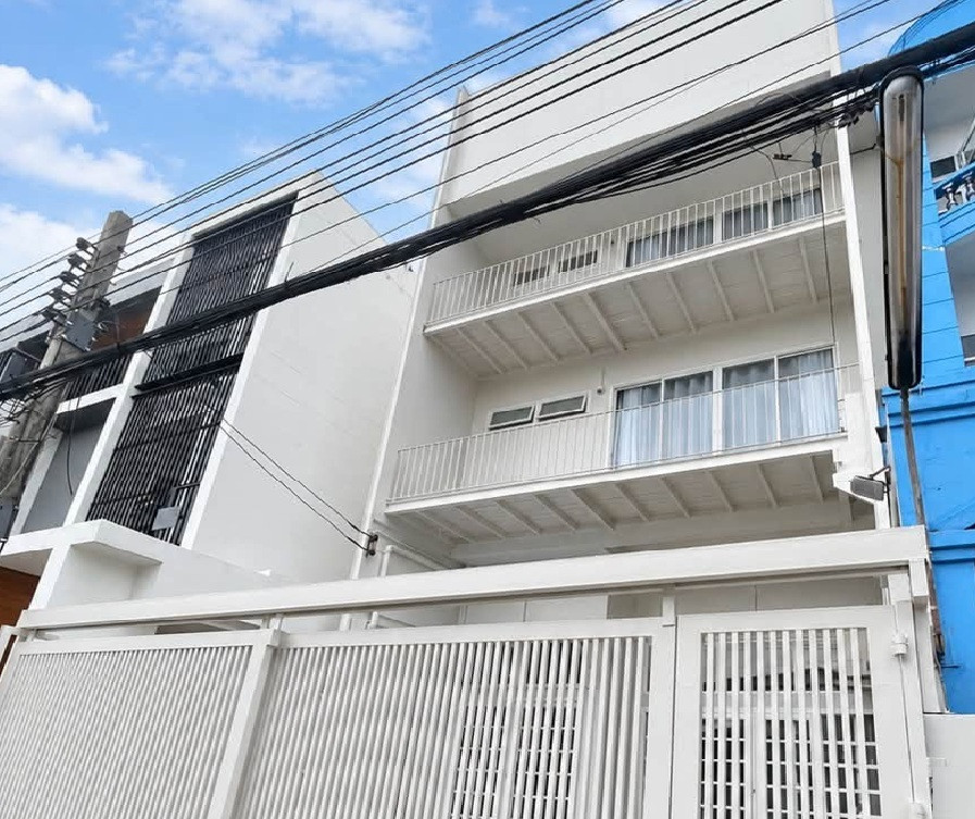 For Rent ให้เช่าทาวน์โฮม 3 ชั้น ซอยอุดมเกียรติ สุทธิสาร ห่าง MRT สุทธิสาร 750 เมตร ทำเลดีมาก แอร์ 5 เครื่อง Renovate ใหม่ทั้งหลัง / อยู่อาศัย หรือ Home Office ไม่จดบริษัท For Rent ให้เช่าทาวน์โฮม 3 ชั้น ซอยอุดมเกียรติ สุทธิสาร ห่าง MRT สุทธิสาร 750 เมตร ทำเลดีมาก แอร์ 5 เครื่อง Renovate ใหม่ทั้งหลัง / อยู่อาศัย หรือ Home Office ไม่จดบริษัท