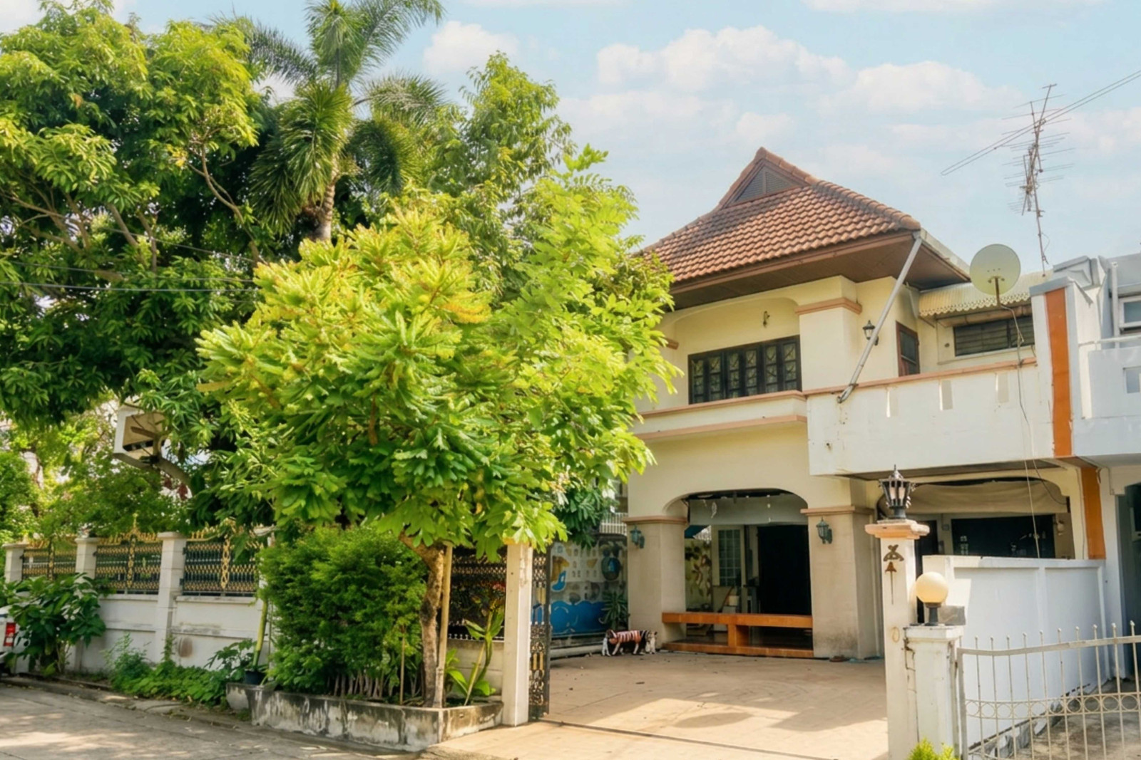 For Sale: Detached House at Makmai Village Ramintra 103/3 (Prime Location / Ideal for Renovation) For Sale: Detached House at Makmai Village Ramintra 103/3 (Prime Location / Ideal for Renovation)