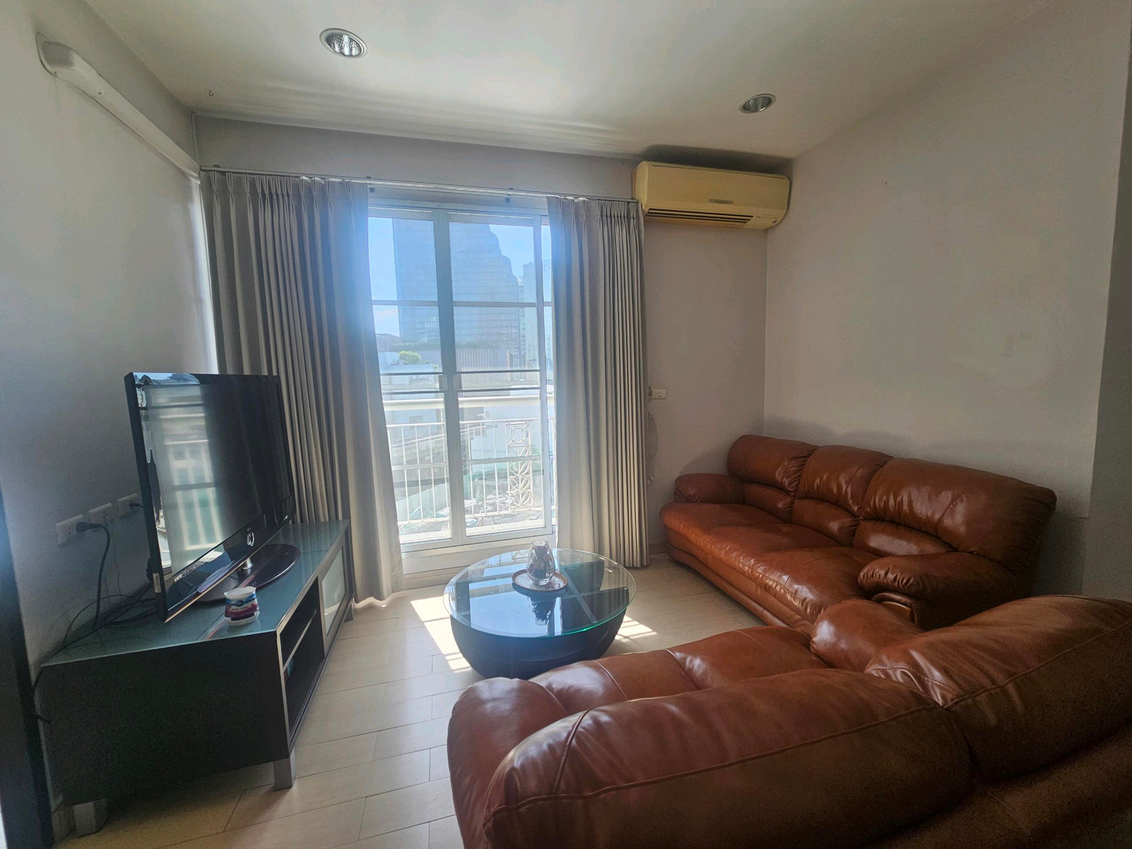 [For rent] Citi Smart Sukhumvit 18🏢🏢
🔥🔥🔥🔥เพียง 35,000 /เดือน  🔥🔥🔥🔥
▪️ ประกัน 2 เดือน ล่วงหน้า 1 เดือน 
▪️ สัญญา 1 ปี

2 ห้องนอน 2 ห้องน้ำ
 76 ตร.ม 
🚄 ใกล้ BTS อโศก📍📍
 
✅️ ห้องสวย ห้องใหญ่
✅️เฟอร์นิเจอร์และเครื่องใช้ไฟฟ้าครบ พร้อมอ