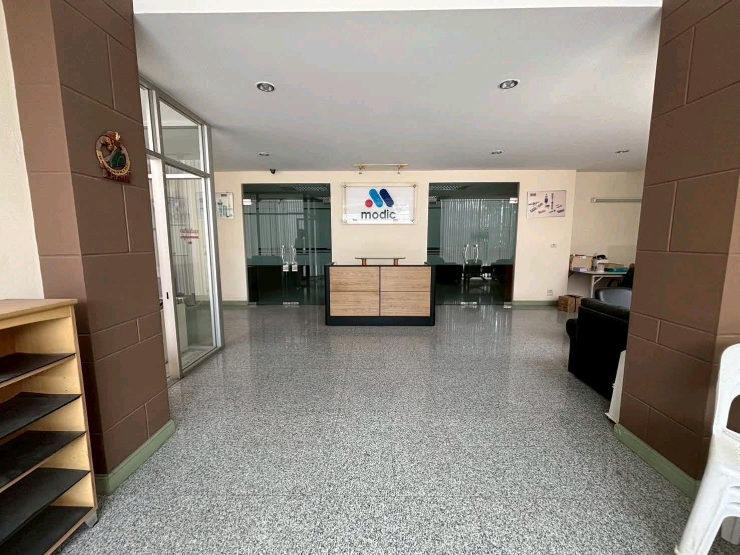 📌🏨 3-story private office building for rent.
  Alone building
Total usable area 600 sq m.

✅ 3 manager office rooms

✅ Employee work hall

✅ 1 meeting room, capacity 12 seats

✅ 2 document storage rooms

✅ Living room

✅ Product show room

✅ 1 kitchen roo – รูปที่ 3