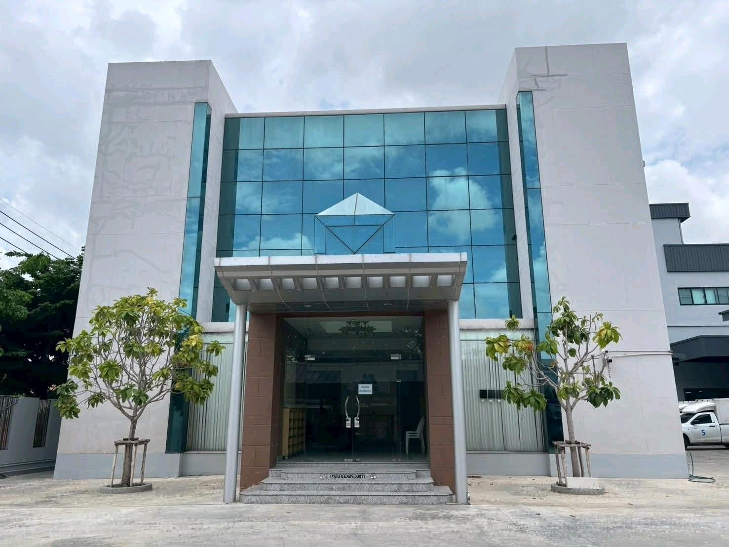 📌🏨 3-story private office building for rent.
Alone building
Total usable area 600 sq m.
✅ 3 manager office rooms
✅ Employee work hall
✅ 1 meeting room, capacity 12 seats
✅ 2 document storage rooms
✅ Living room
✅ Product show room
✅ 1 kitchen roo 📌🏨 3-story private office building for rent.
Alone building
Total usable area 600 sq m.
✅ 3 manager office rooms
✅ Employee work hall
✅ 1 meeting room, capacity 12 seats
✅ 2 document storage rooms
✅ Living room
✅ Product show room
✅ 1 kitchen roo