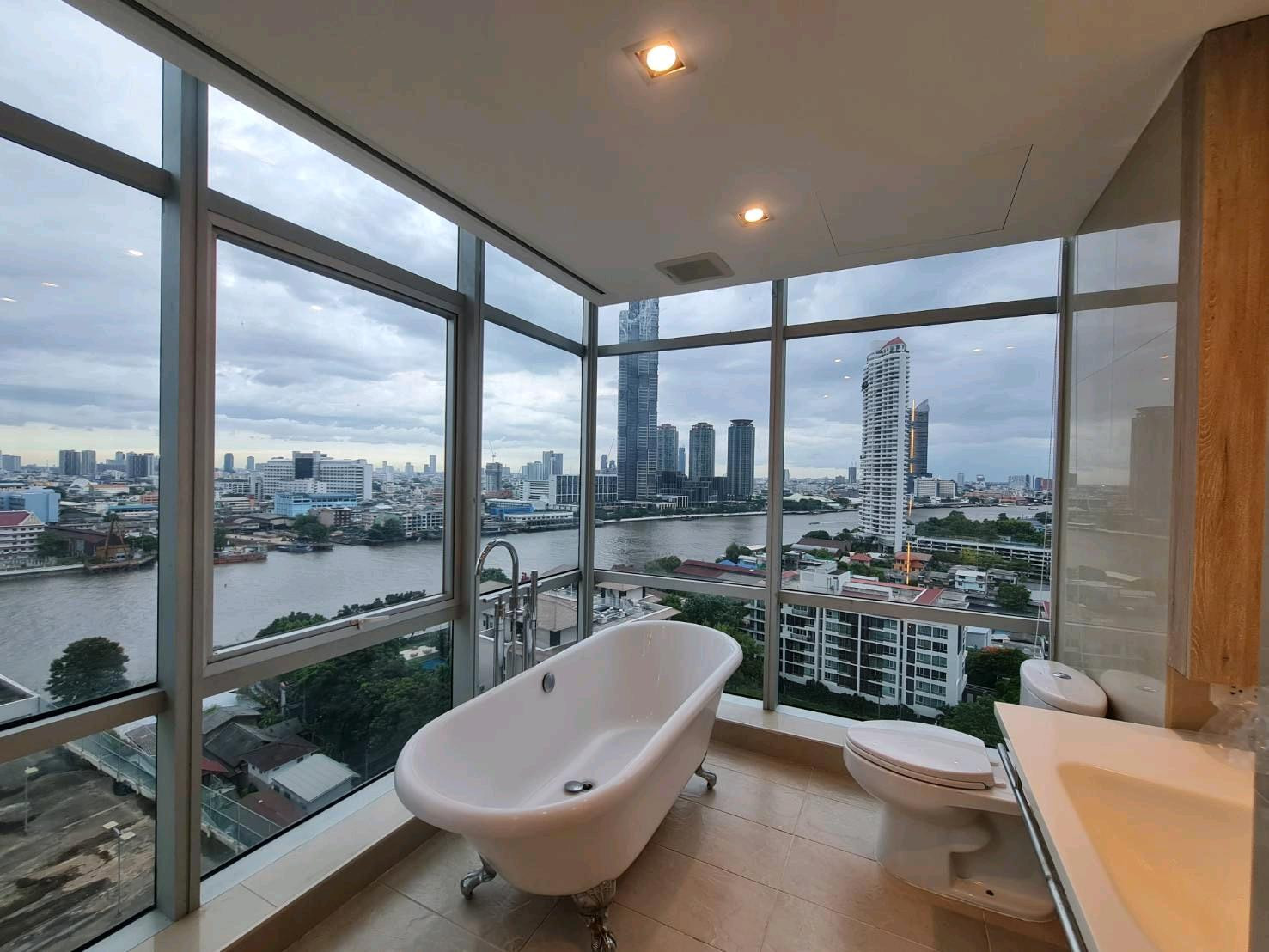 Condo for rent, Baan Sathorn Chao Phraya ✨🏡 
 📍Corner room, 14th floor, spectacular Chao Phraya River view 🌊 
 
 💰 Rent only 38,000 baht/month