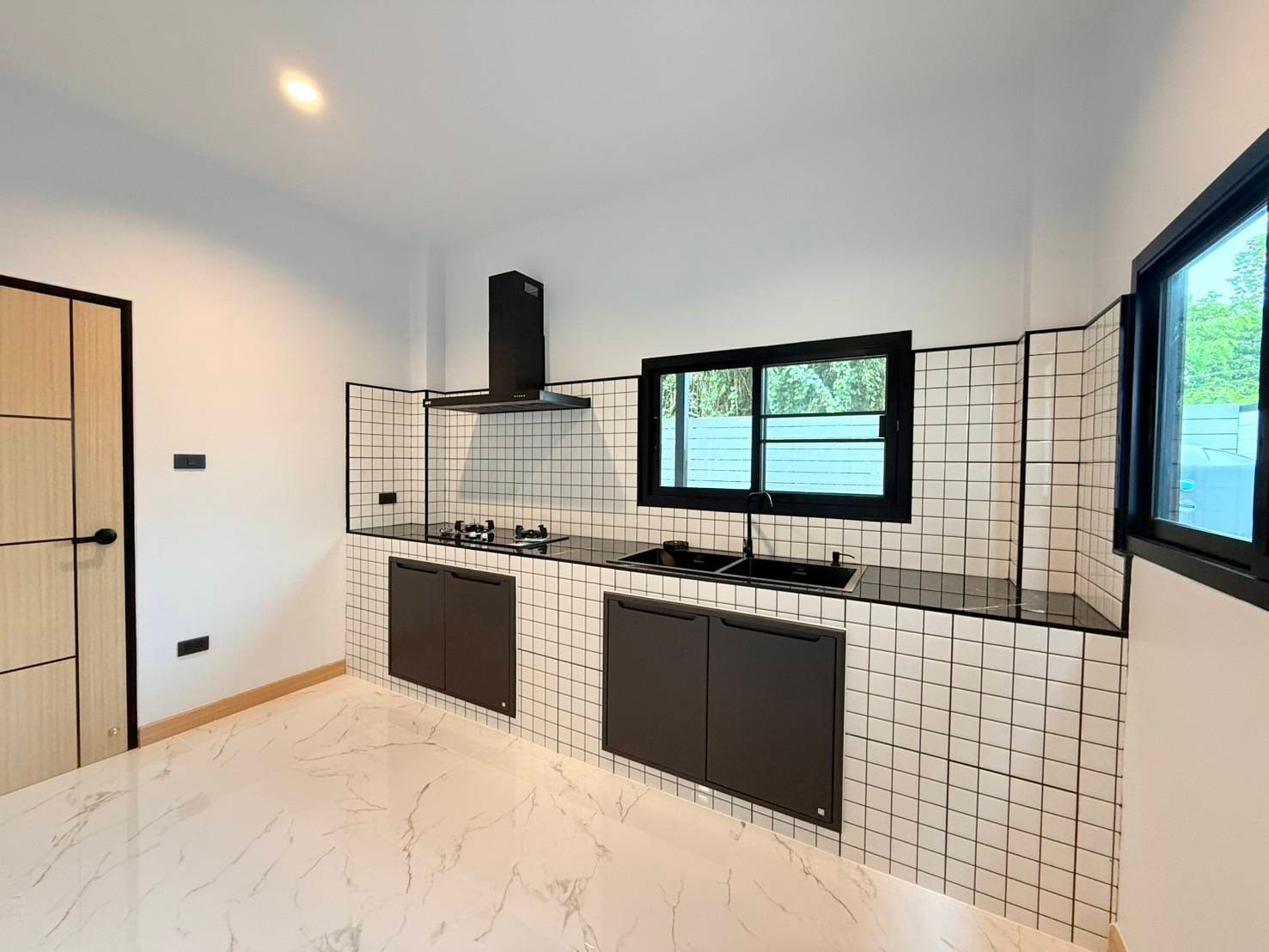  บ้านแฝดสร้างใหม่ ใกล้กาดฝรั่ง และโรงเรียนนานาชาติ หางดง เชียงใหม่  ดีไซน์ Contemporary Modern สวยทันสมัย พร้อมเข้าอยู่ – รูปที่ 4