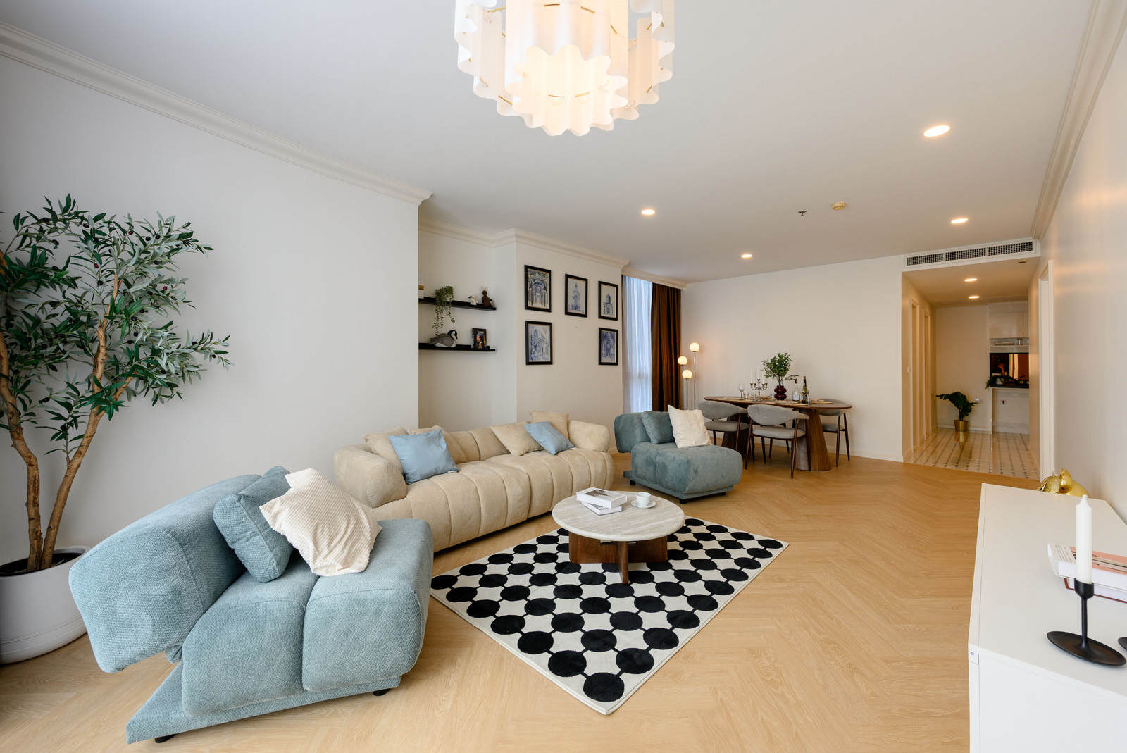 Newly renovated condo, large room, next to Ekkamai Road, price low 100,000 per square meter. Cheaper than when the project was launched