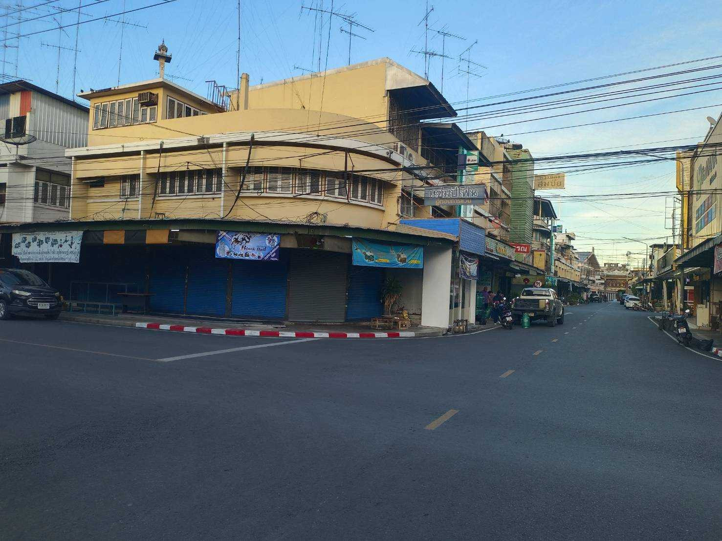 For sale, corner shophouse, 3 floors, prime location, Chakknarai Road, U Thong, Suphanburi.