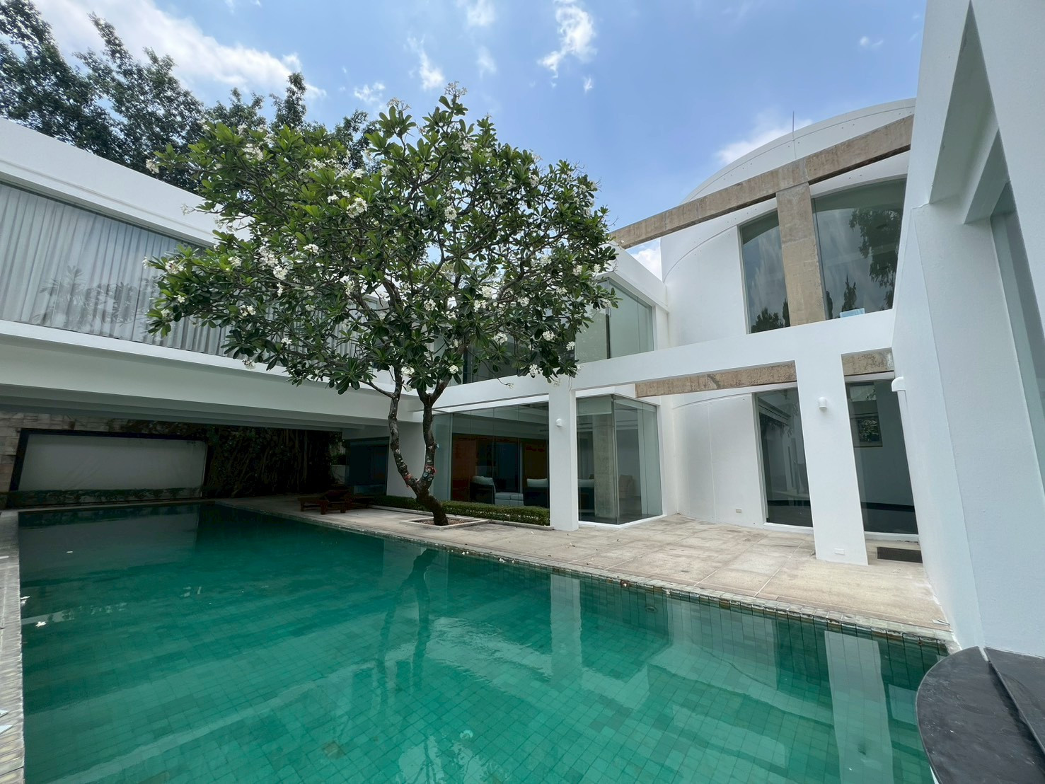 ปล่อยเช่าและขาย บ้านเดี่ยวระดับซูเปอร์ลักชัวรี  แปลงมุมวิวสวน บรรยากาศร่มรื่น ขนาดที่ดิน 1 ไร่ (4 ห้องนอน 5 ห้องน้ำ พร้อมสระว่ายน้ำ) เฟอร์นิเจอร์ครบ สังคมคุณภาพ ทำเลปากเกร็ด-แจ้งวัฒนะ ใกล้ รร.นานาชาติ ISB ในระยะเดินถึง