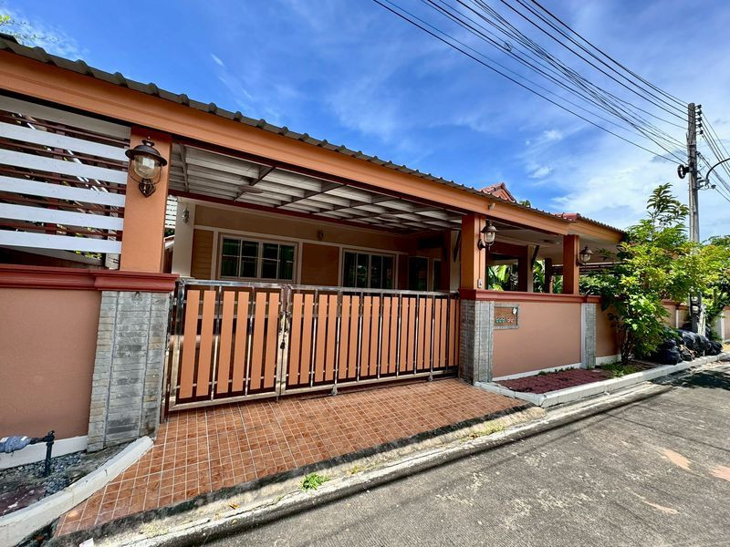Single house for rent at Nathawadee 4, Sriracha, near the motorway, convenient transportation.