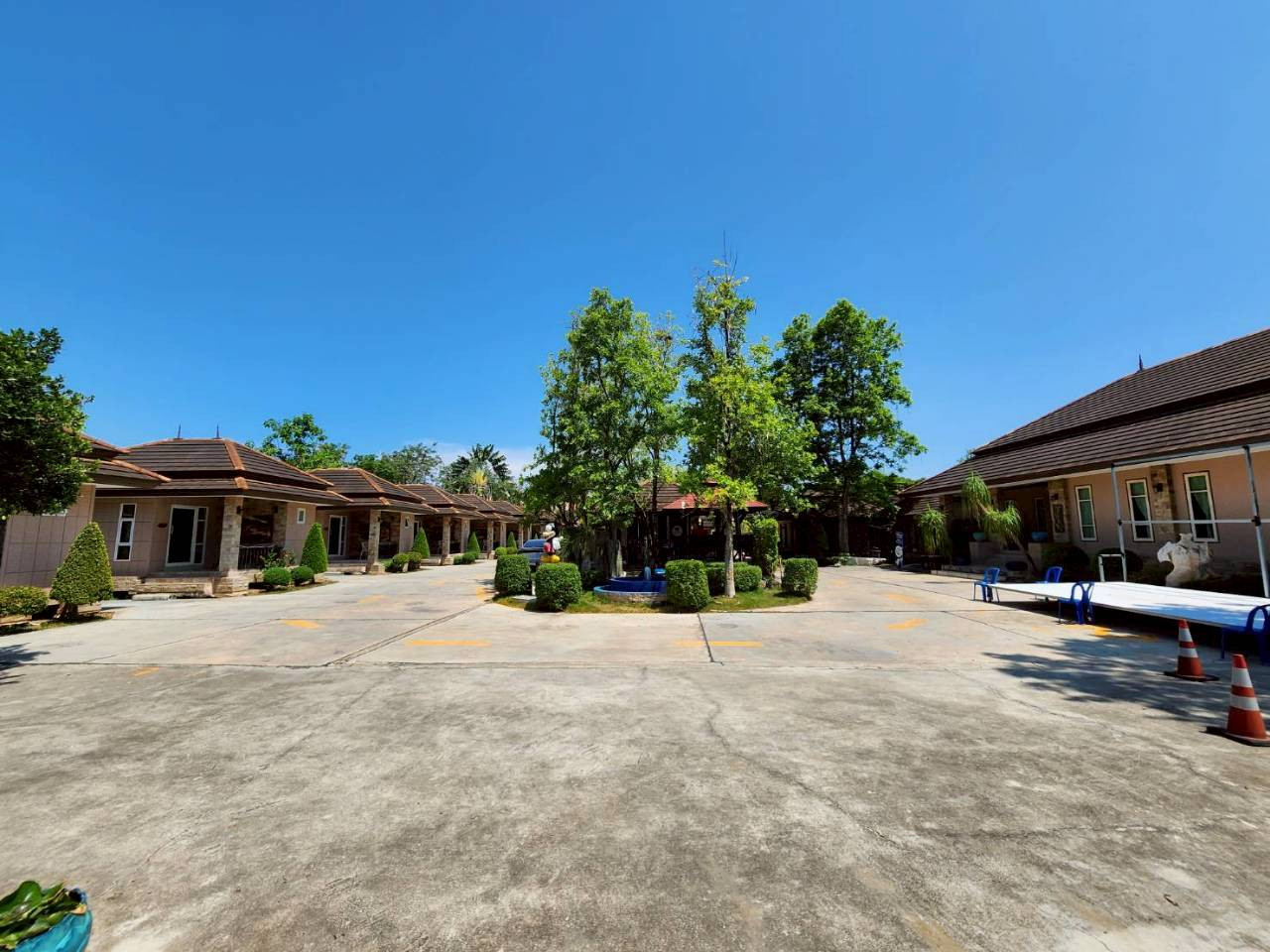 Waterfront resort for sale next to Mae Klong Canal, 2 rai, Samut Songkhram Province. Ready to continue with business. Waterfront resort for sale next to Mae Klong Canal, 2 rai, Samut Songkhram Province. Ready to continue with business.