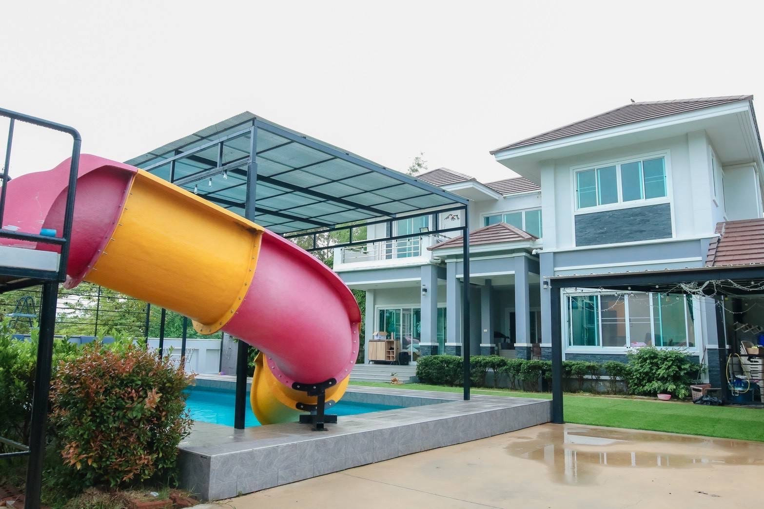 🌟 Urgent sale, 4 luxury pool villas on almost 1 rai of land, Ban Suan-Muang Rayong location 🌟
Suitable for large families who want privacy. or investors looking for a pool villa rental/resort business Strong structure Built with good premium grade materia