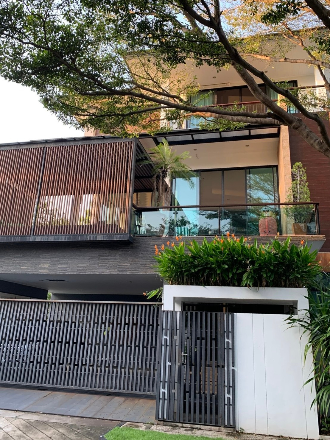 For Sale Noble Residence Pattanakarn – 79 Million Baht! Elegant Residence with Private Pool