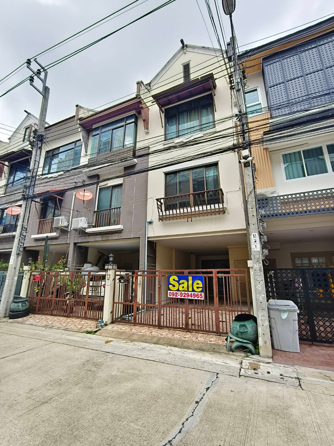 บ้านเปี่ยมสุข รัตนาธิเบศร์ 17 ทาวน์โฮม 3 ชั้น 2 จอด 3นอน 3 น้ำ  100 เมตร จากถนนรัตนาธิเบศร์ 