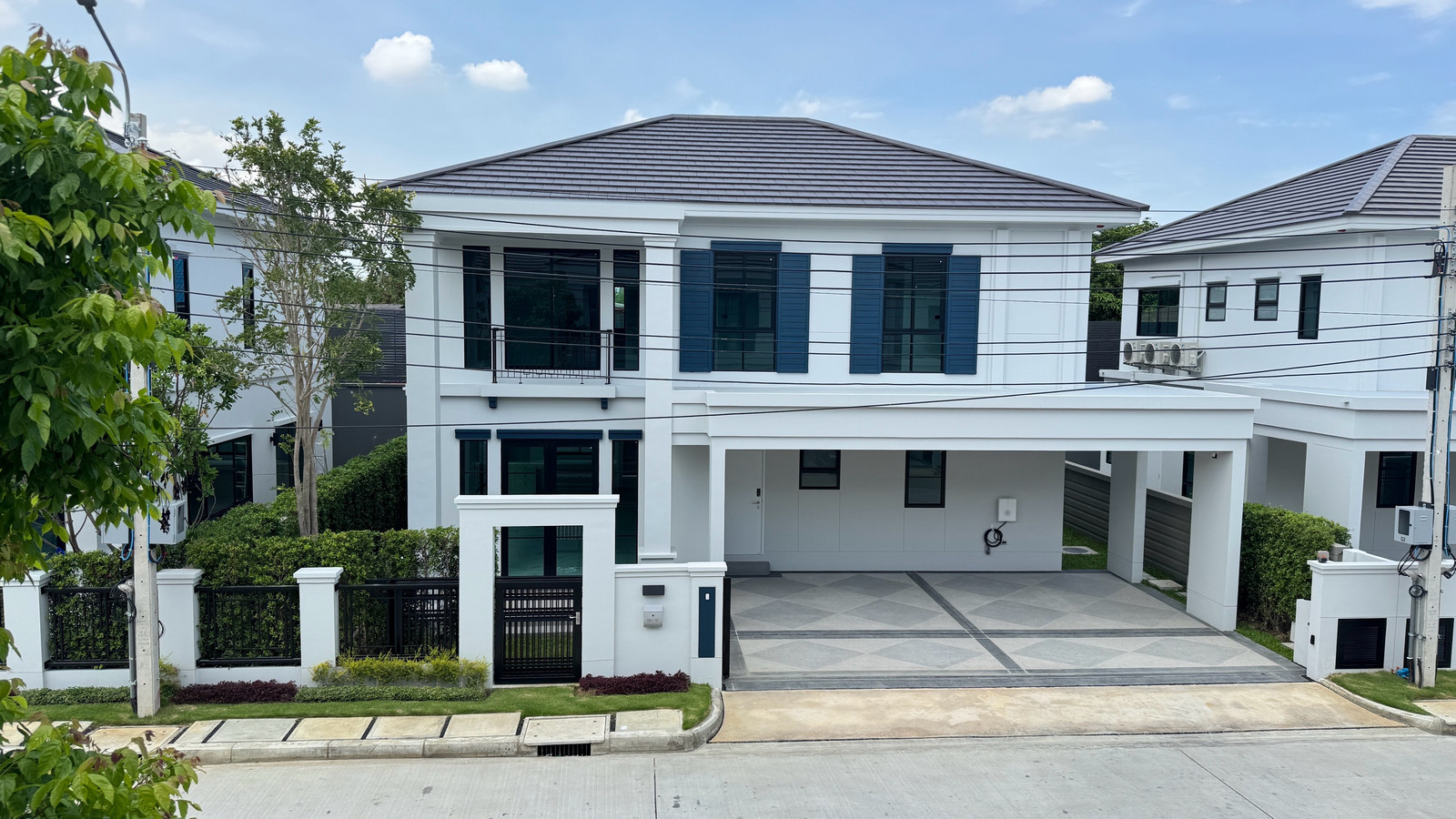 [] Luxurious detached house, size 65 sq m, Setthasiri Don Mueang project, usable area 249 sq m, near Harrow.