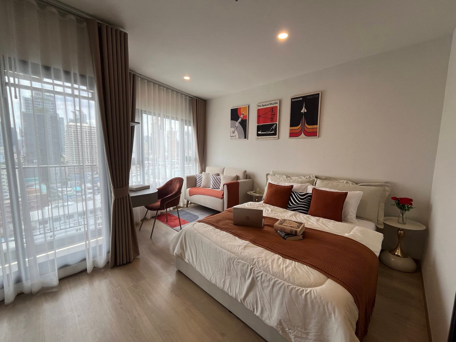For rent, Life Rama 4 - Asoke, new room, never rented out. Pack your bags and move in now. Fully furnished