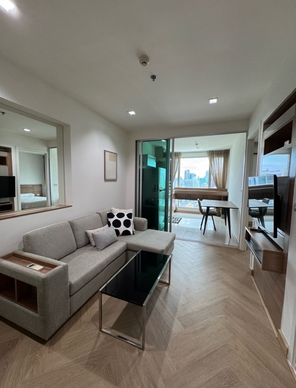 ❤️ขาย Rhythm Phahol Ari พร้อมผู้เช่า  
45 sqm   ราคาขาย 5.5 ล้านบาท ค่าโอนคนละครึ่ง  ห้อง renovate ใหม่ ปูพื้นใหม่  ขายรวมเเถมเฟอร์นิเจอร์  จร้า   
(สัญญาคนเช่าครบ  Aug 2027 ) 
สนใจ  line @900cqqhk tel 0859114585. 