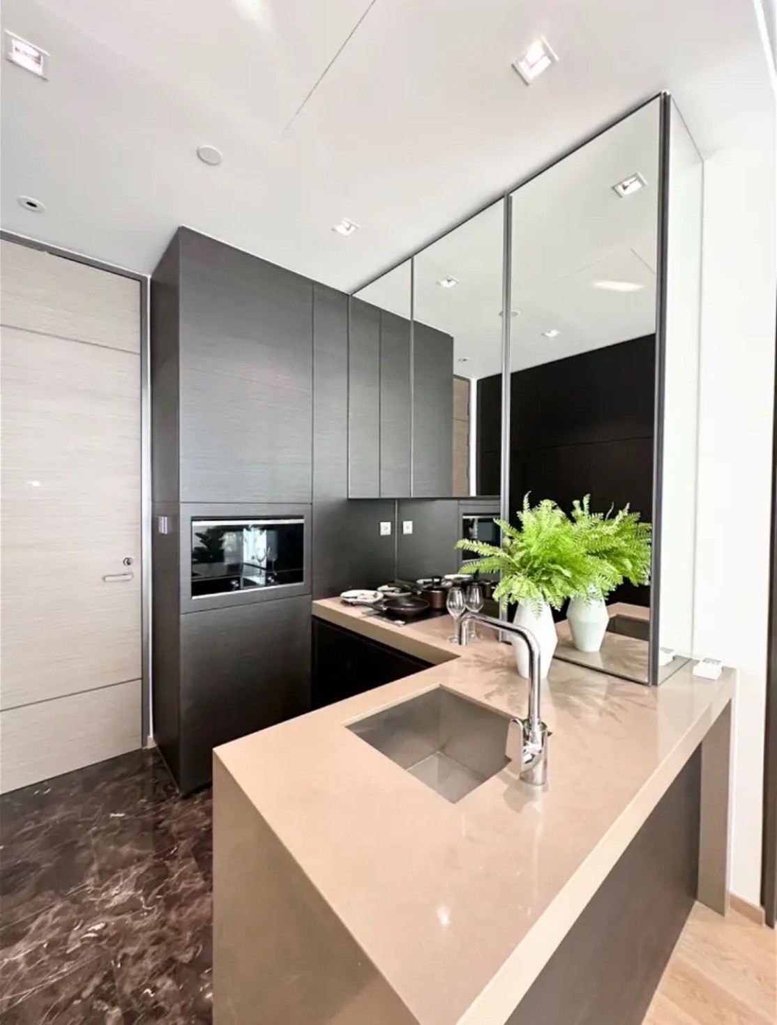 FOR SALE: 1-Bedroom Condo at 28 Chidlom – รูปที่ 3