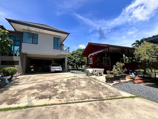ขาย บ้านพักตากอากาศ พร้อมที่ดิน มีบ้านพักรับรองอีก 2 หลัง ใกล้ถนนมิตรภาพ เดินทางสะดวก ไม่ไกลห้างสรรพสินค้า | 93345 – รูปที่ 3