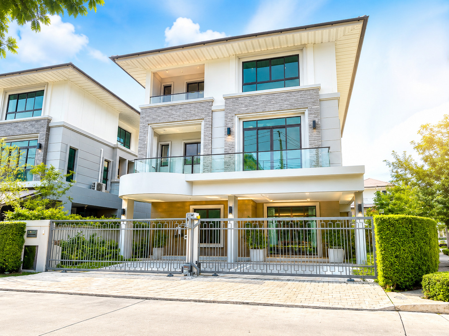 ขายบ้านเดี่ยว 3 ชั้น หลังมุม ศุภาลัย เอเลแกนซ์ พหลโยธิน 50 ถนนเทพรักษ์ ติดถนนใหญ่ไม่ต้องเข้าซอย - บ้านหรู สภาพใหม่มาก ไม่เคยเข้าอยู่ ทำเลดี รายล้อมด้วยสิ่งอำนวยความสะดวก เนื้อที่ 76.2 ตารางวา พื้นที่ใช้สอย 380 ตารางเมตร จอดรถได้ 4 คัน - หน้าบ้านหันทิศใต้ ขายบ้านเดี่ยว 3 ชั้น หลังมุม ศุภาลัย เอเลแกนซ์ พหลโยธิน 50 ถนนเทพรักษ์ ติดถนนใหญ่ไม่ต้องเข้าซอย - บ้านหรู สภาพใหม่มาก ไม่เคยเข้าอยู่ ทำเลดี รายล้อมด้วยสิ่งอำนวยความสะดวก เนื้อที่ 76.2 ตารางวา พื้นที่ใช้สอย 380 ตารางเมตร จอดรถได้ 4 คัน - หน้าบ้านหันทิศใต้