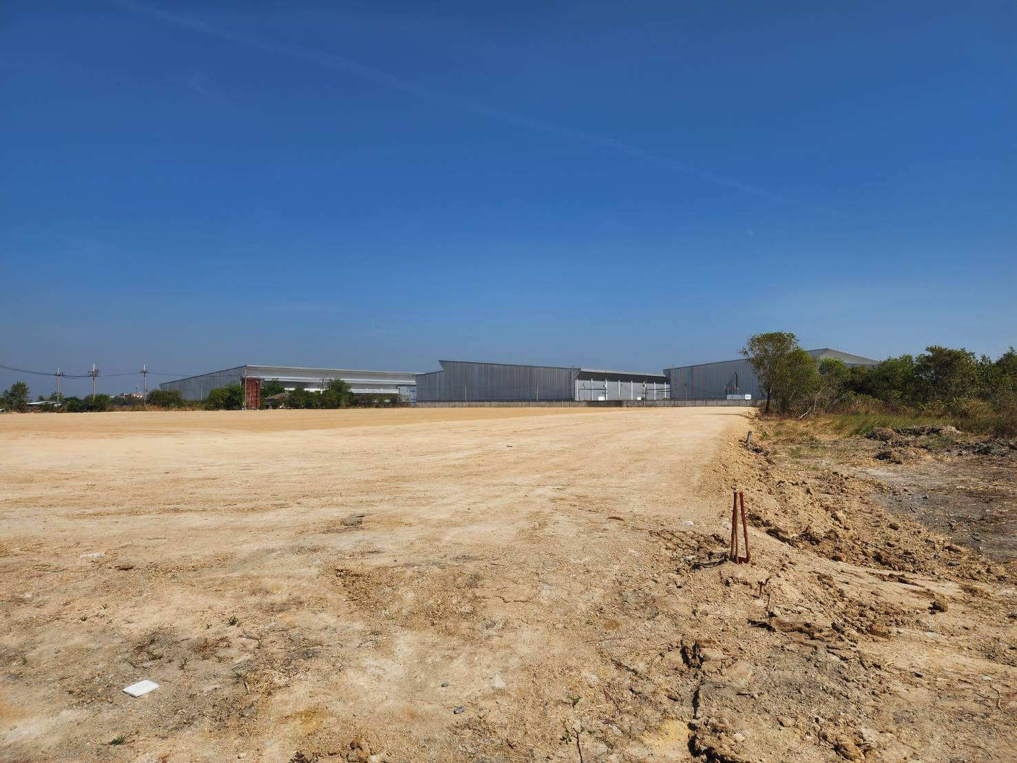 For sale/rent, purple striped industrial land. Next to Amata Chonburi, Phan Thong, over 16 rai, already filled, next to the road on 2 sides, ready to build a factory.