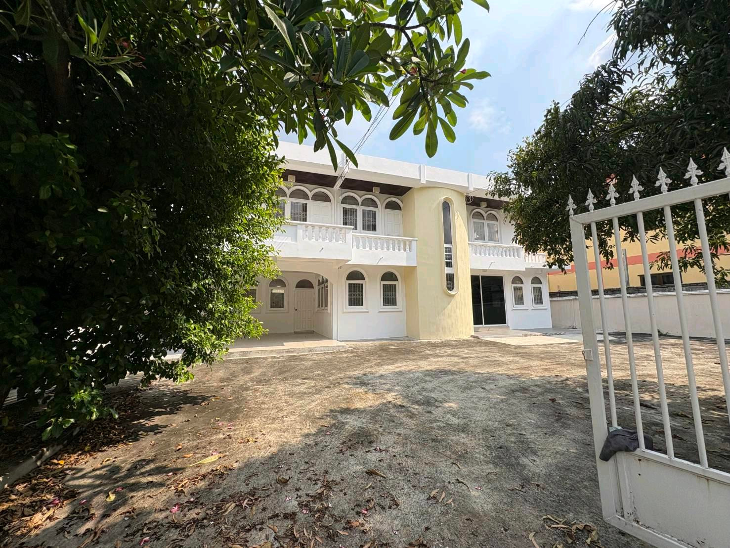ให้เช่าบ้านเดี่ยว ลาดพร้าว 101 แยก 27
 ทำเลดี เหมาะสำหรับอยู่อาศัย หรือทำสำนักงาน อยู่ในซอยส่วนตัว เงียบสงบ
 จอดรถได้ 10 คัน – รูปที่ 2