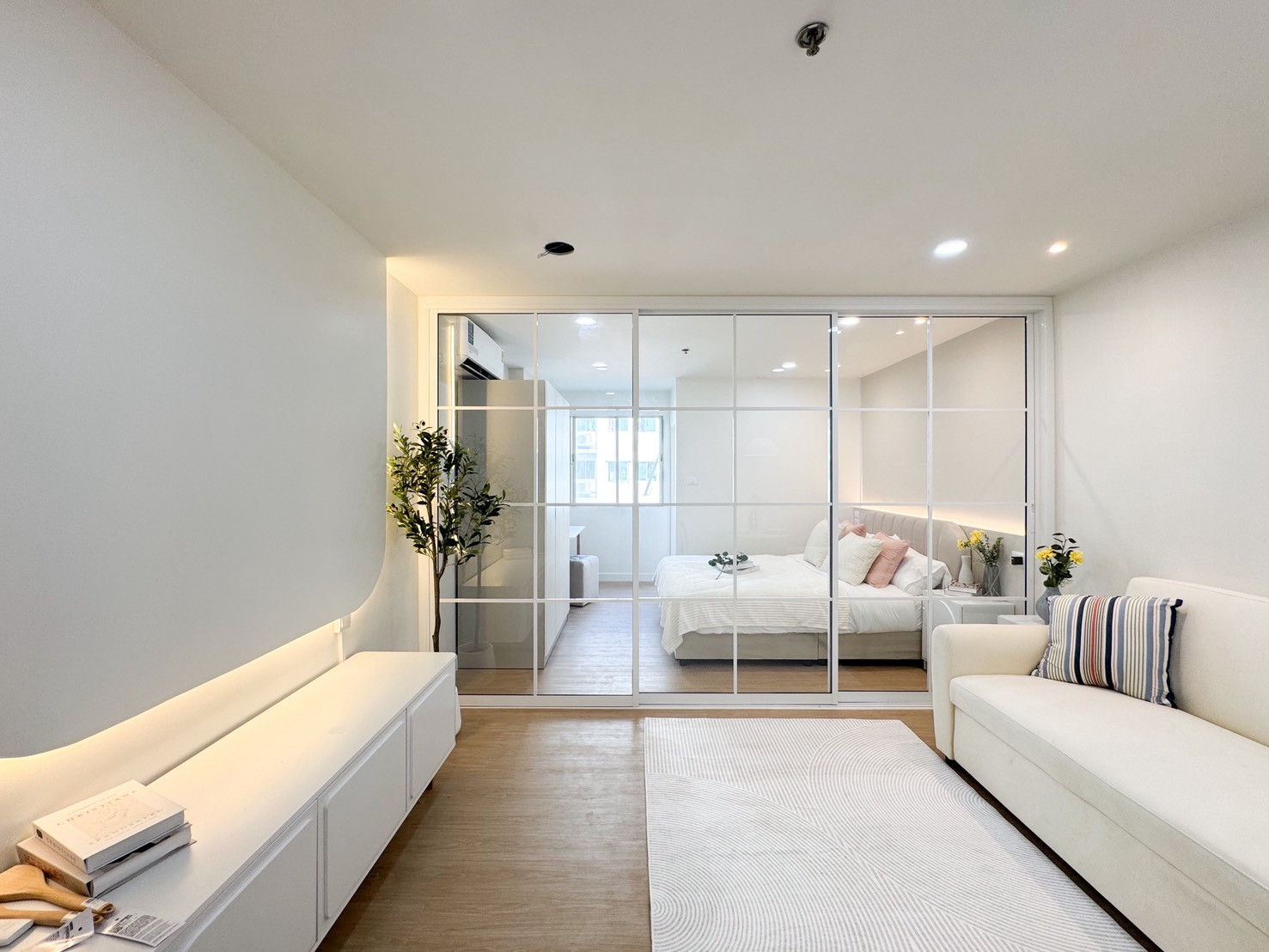 Condo for sale, Regent Home 1, Phahonyothin 67, beautiful room with all new furniture. Condo for sale, Regent Home 1, Phahonyothin 67, beautiful room with all new furniture.