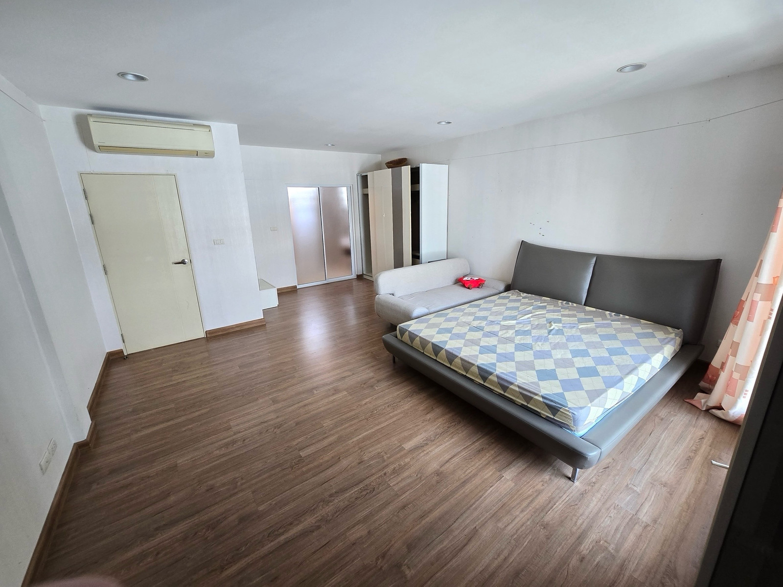 💰 Best price for rent in the project Baan Klang Muang Sathorn-Taksin 2: only 28,000 baht/month! (Let me tell you, this price with an area this size, close to the BTS) – รูปที่ 4