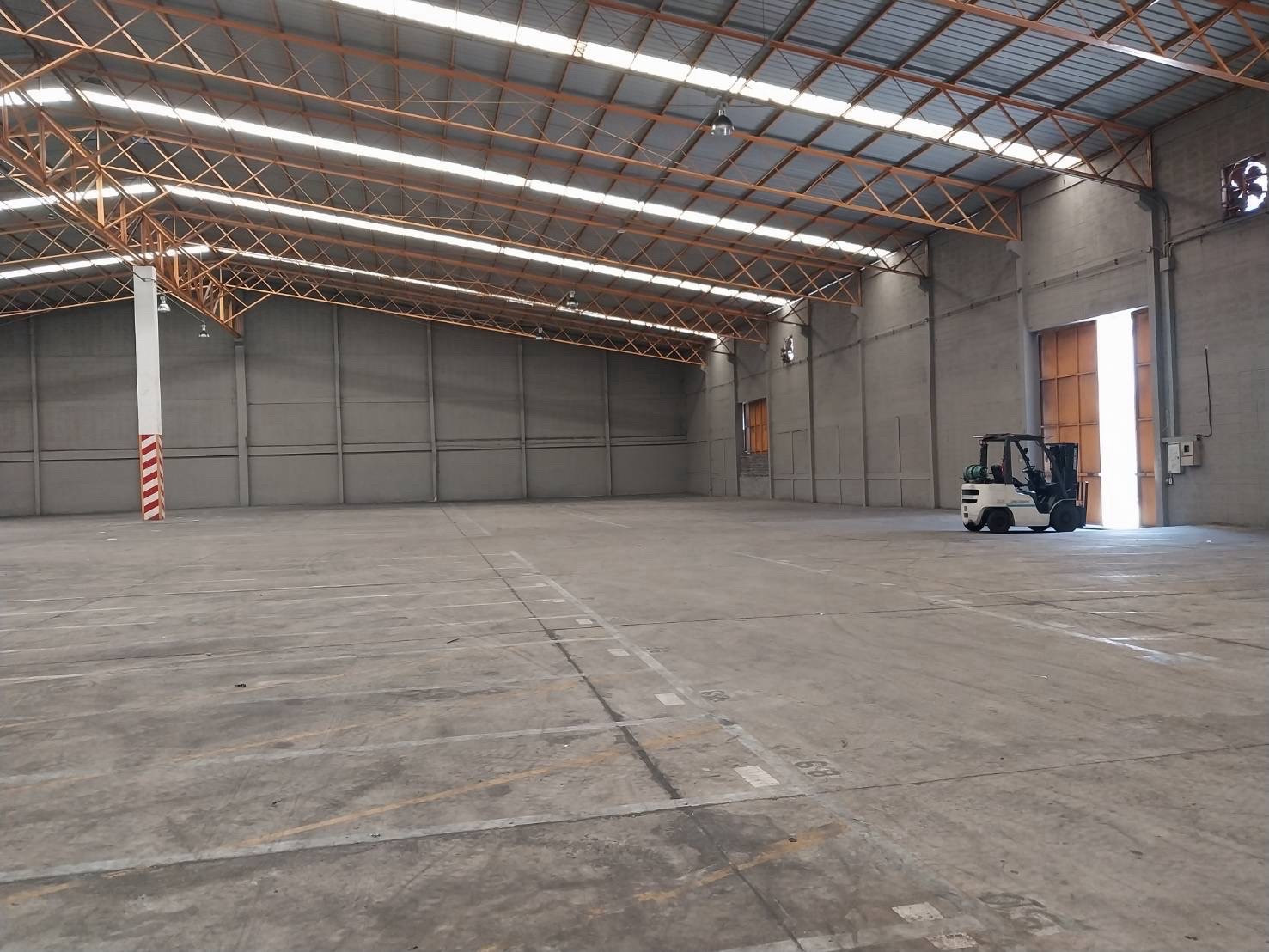 Warehouse for rent, Pu Chao Saming Phrai Road Phra Pradaeng District, size 4,000 sq m, 130 baht per square meter, near the pier.