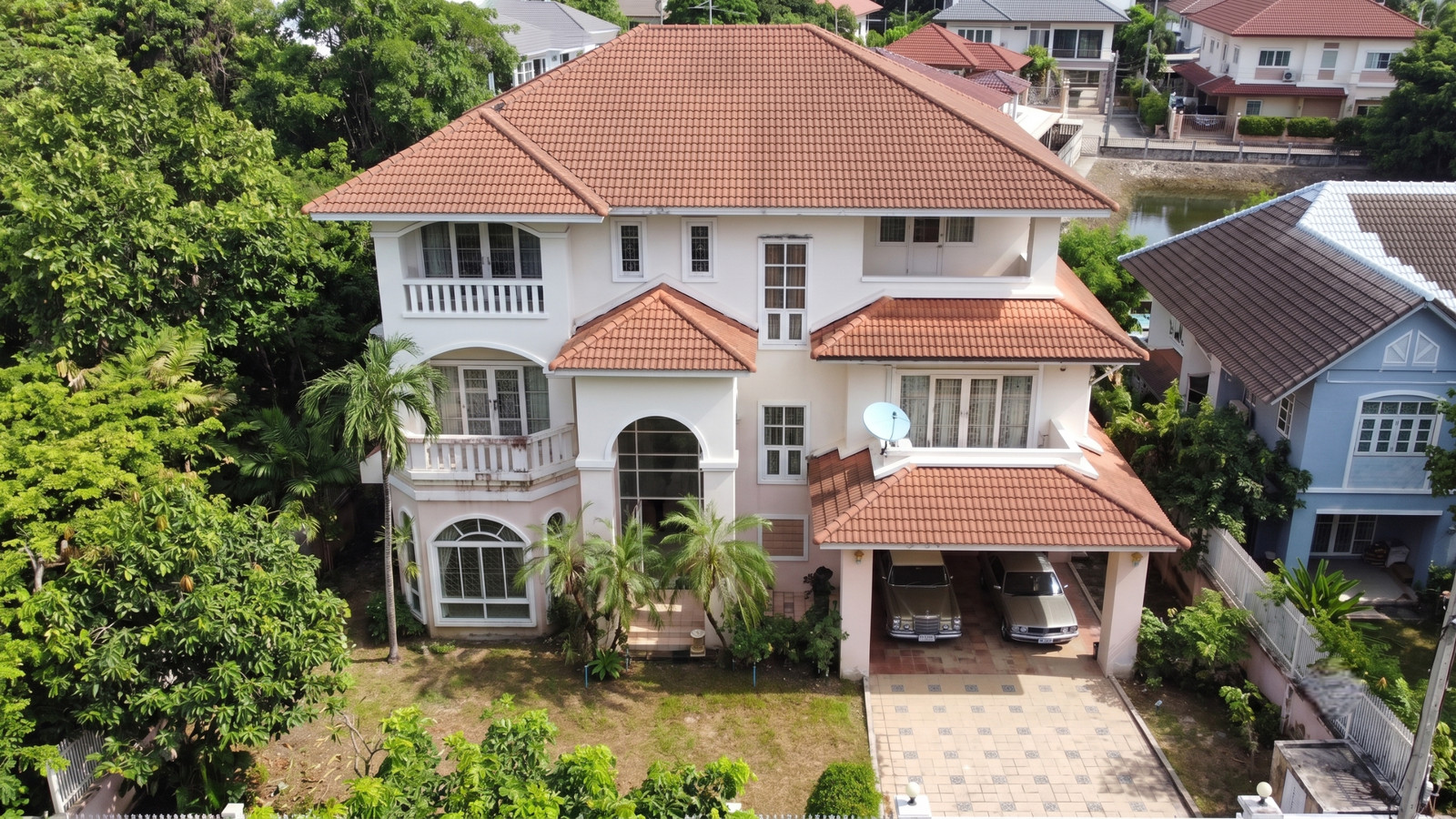 Large 3-story detached house for sale, Romruen Ratchaphruek Village.