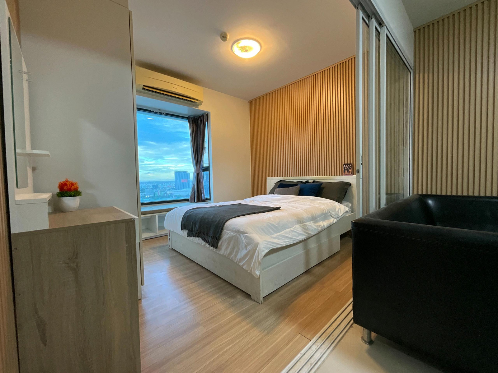 Condo for rent 
 Fuse Mobius Rama 9 Ramkhamhaeng 
 Muji style room Recently decorated, high floor, beautiful view, ARL Ramkhamhaeng Skytrain.