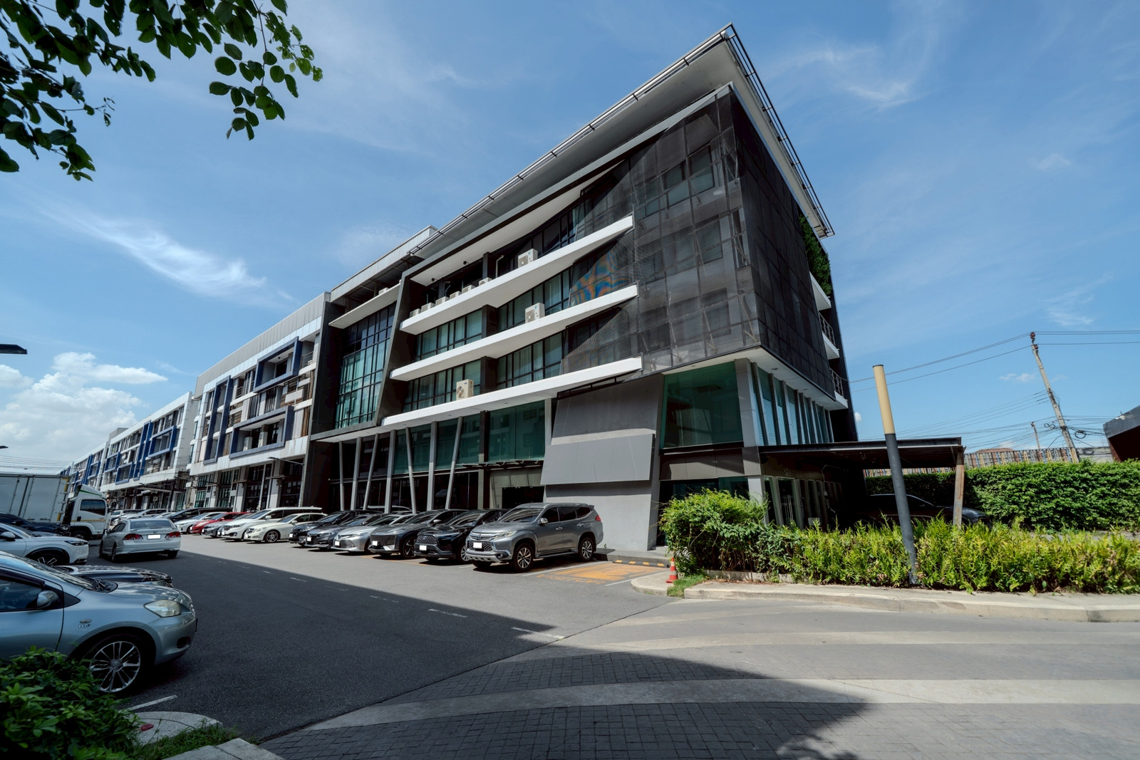 large office Next to Kaset-Nawamin Road, ready for use | 1,767 sq m. | Parking for 45 cars.