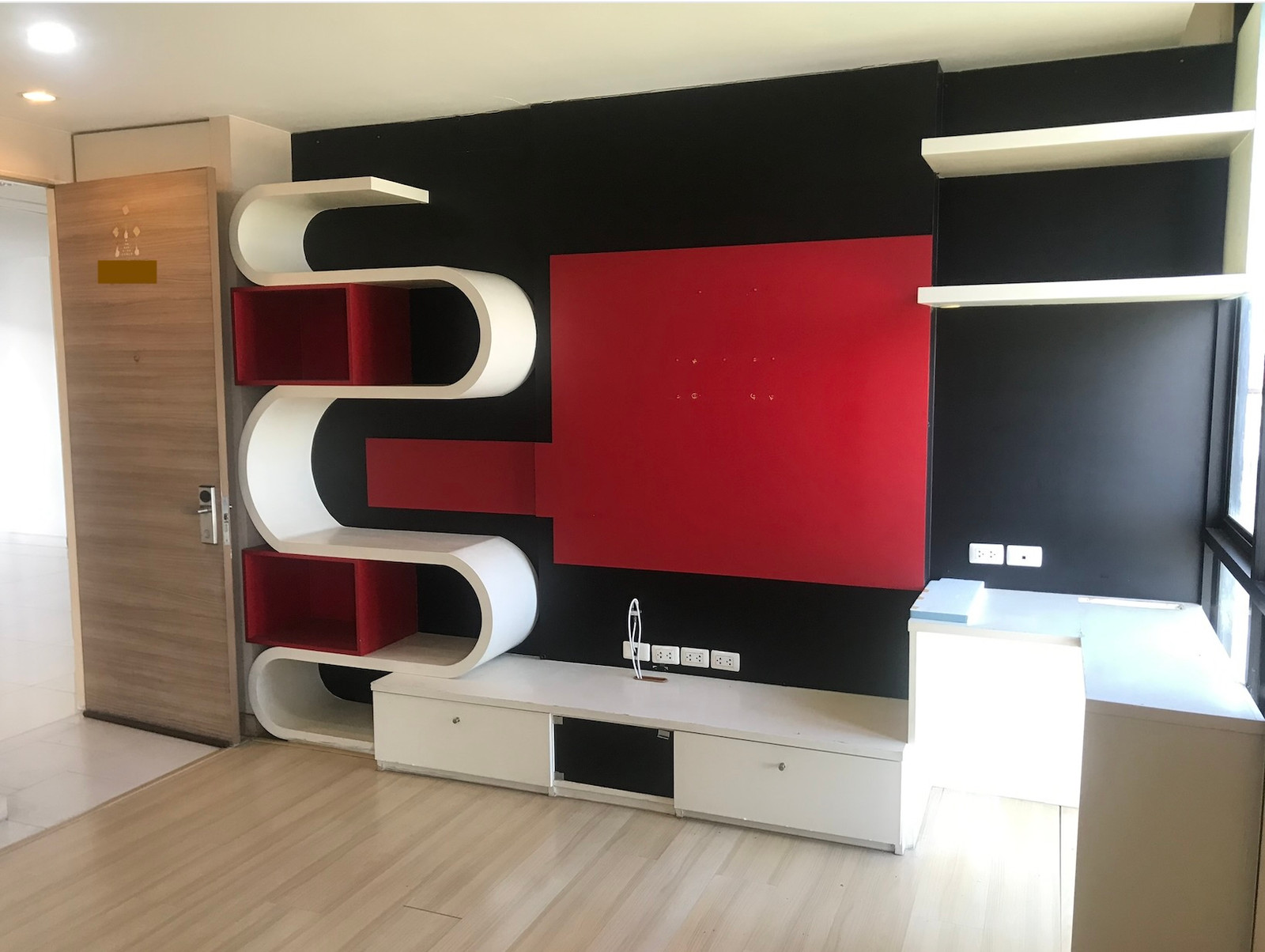 Spacious Low-Rise Condo Near BTS Bearing at a Rarely Available Price