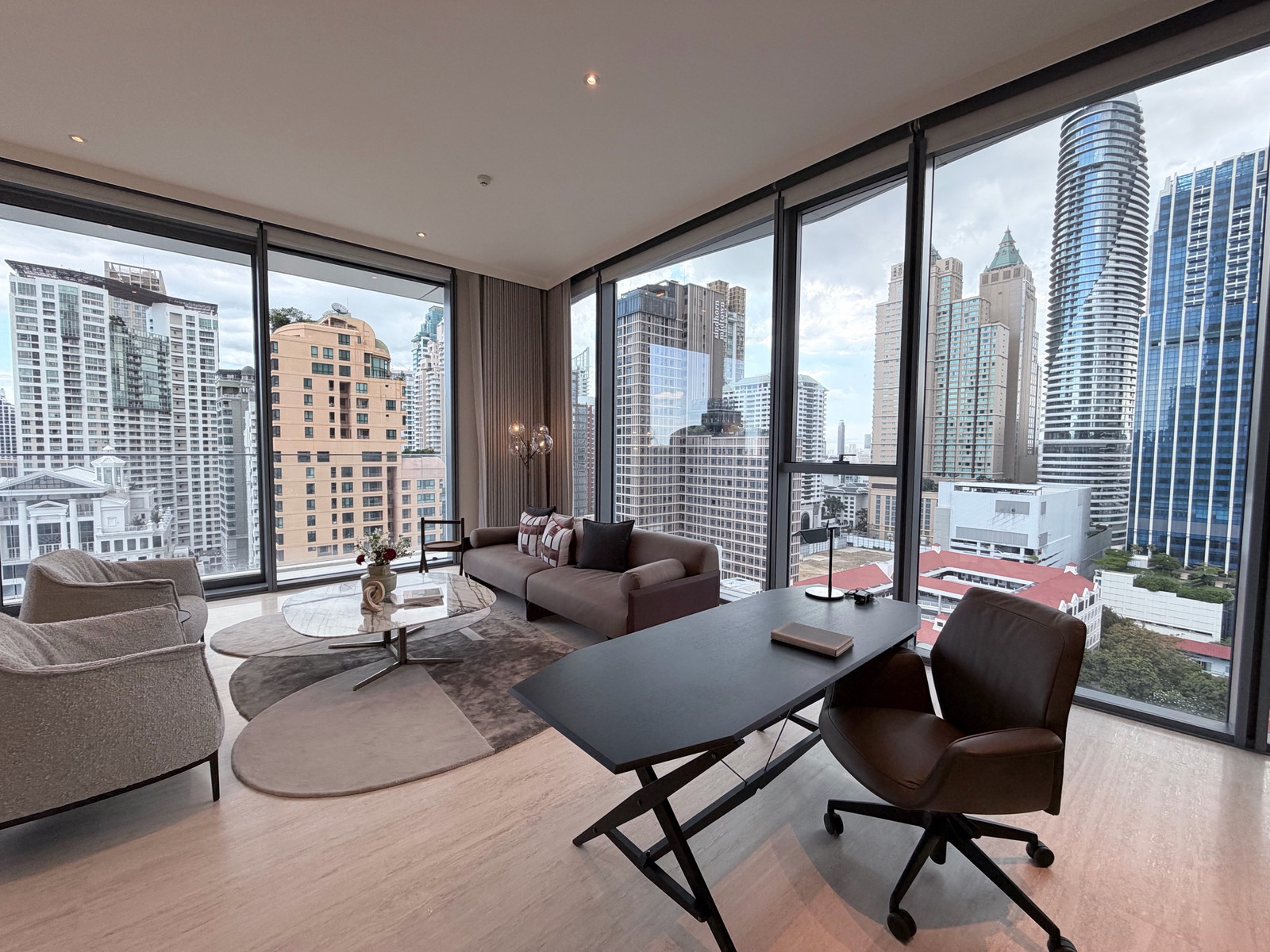 ✨Luxury is not about grandeur. But it depends on the selection of materials and craftsmanship. SCOPE Langsuan Luxury Residence is located in the heart of Langsuan. ✨Luxury is not about grandeur. But it depends on the selection of materials and craftsmanship. SCOPE Langsuan Luxury Residence is located in the heart of Langsuan.