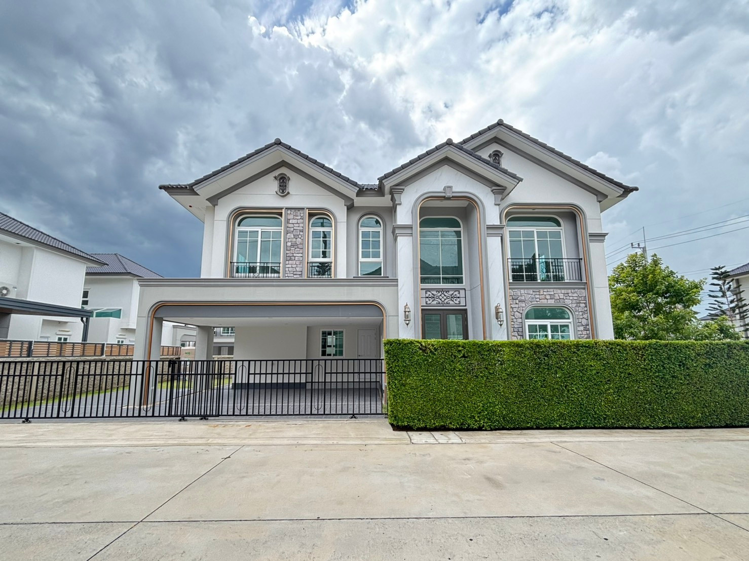 บ้านหรูหลังใหญ่ 4 ห้องนอน 5 ห้องน้ำ 4 จอดรถ Double Volume Folyer ตำแหน่งแปลงมุม ใกล้ Clubhouse บ้านหรูหลังใหญ่ 4 ห้องนอน 5 ห้องน้ำ 4 จอดรถ Double Volume Folyer ตำแหน่งแปลงมุม ใกล้ Clubhouse