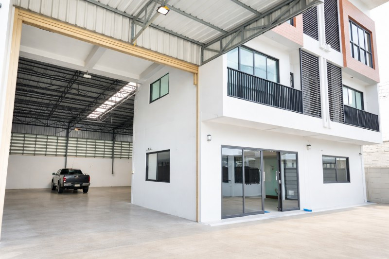 near LamLukKa Plaza Market 850 m. LamLukKa Khlong3 3-story warehouse with office 4bed 4 bath