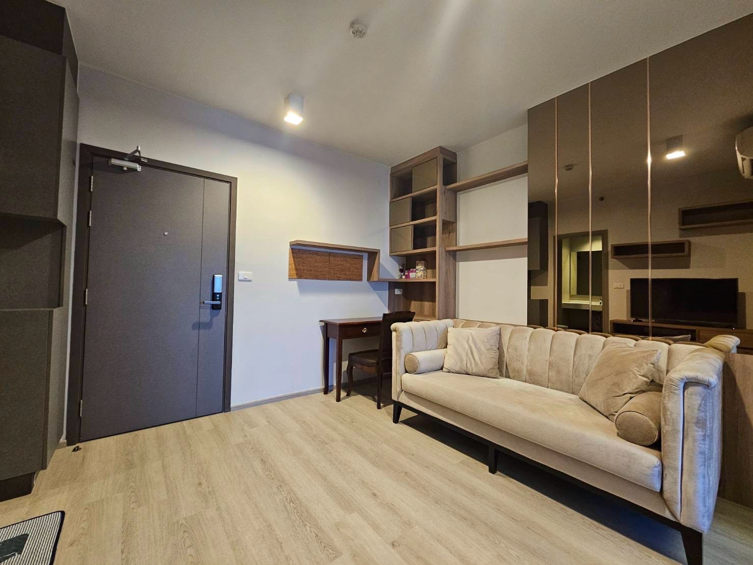 Room for rent, renovated, ready to rent, closed kitchen type on 12th fl, ready to move in, 18,000 baht. Room for rent, renovated, ready to rent, closed kitchen type on 12th fl, ready to move in, 18,000 baht.