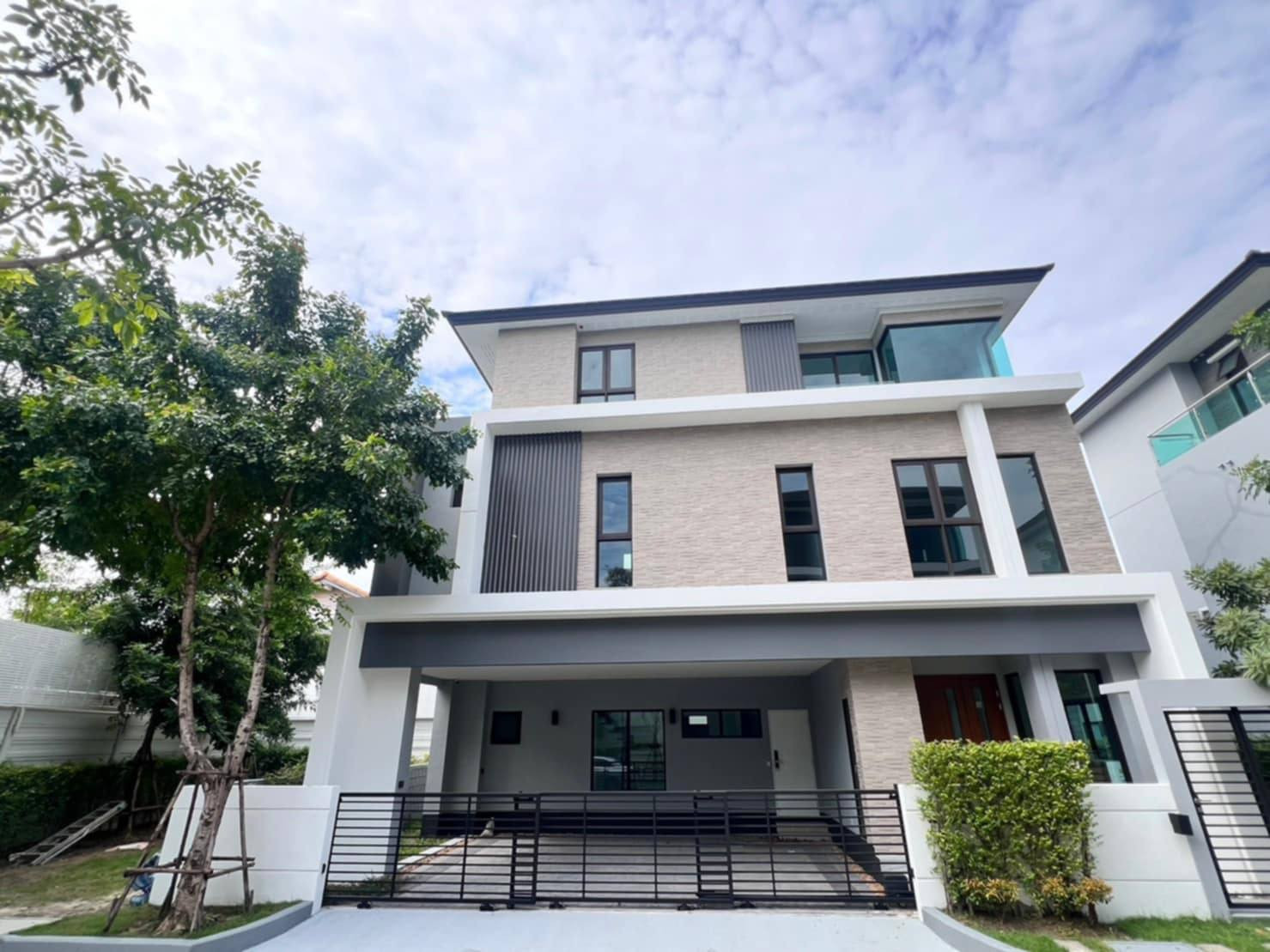 Single house for rent, The City Ekkamai, Lat Phrao, corner plot, near Rama 9. Single house for rent, The City Ekkamai, Lat Phrao, corner plot, near Rama 9.