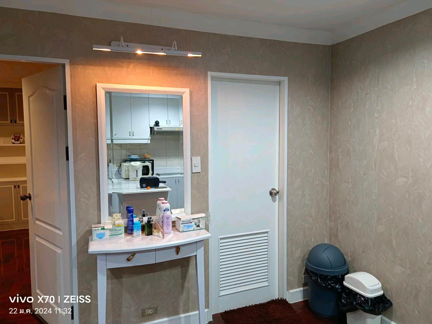 1 bed 1 bathroom for rent , price 24,000 Baht/Month. Located at Royal Place 2 near by BTS Rajdamri,  located in the middle of Bangkok , super easy to get around. The unit ready to move in , if you interested please contact  081-658-2322 Apple
 – รูปที่ 4
