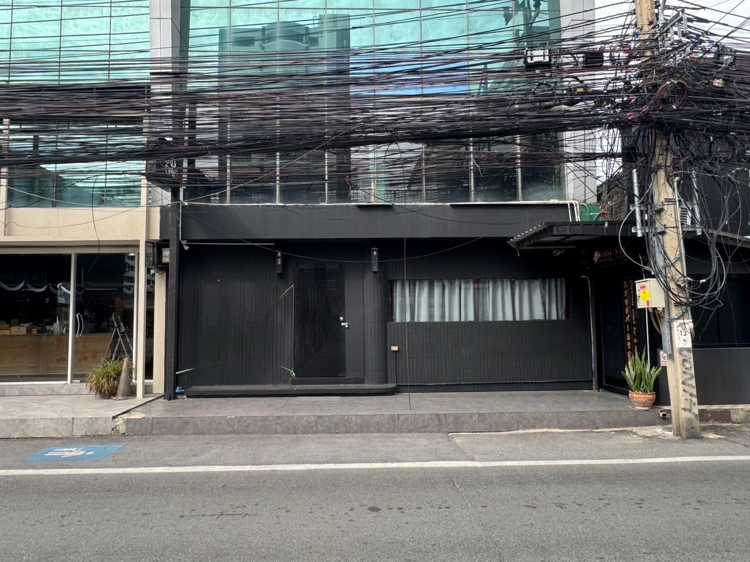 For rent, area 200 sq m, Soi Thonglor, Sukhumvit 55, shared parking for 20 cars, near Thonglor Soi 9, considering marijuana shop. For rent, area 200 sq m, Soi Thonglor, Sukhumvit 55, shared parking for 20 cars, near Thonglor Soi 9, considering marijuana shop.