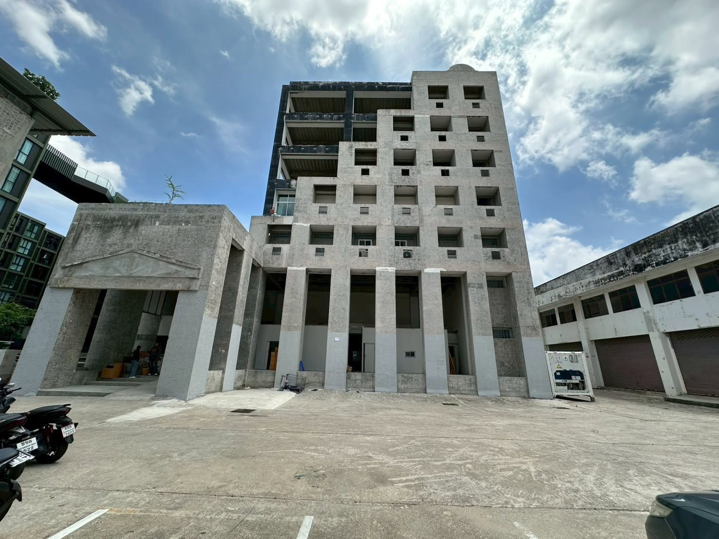 For sale/rent, 7-story commercial building with warehouse in a potential location in Srinakarin area. For sale/rent, 7-story commercial building with warehouse in a potential location in Srinakarin area.